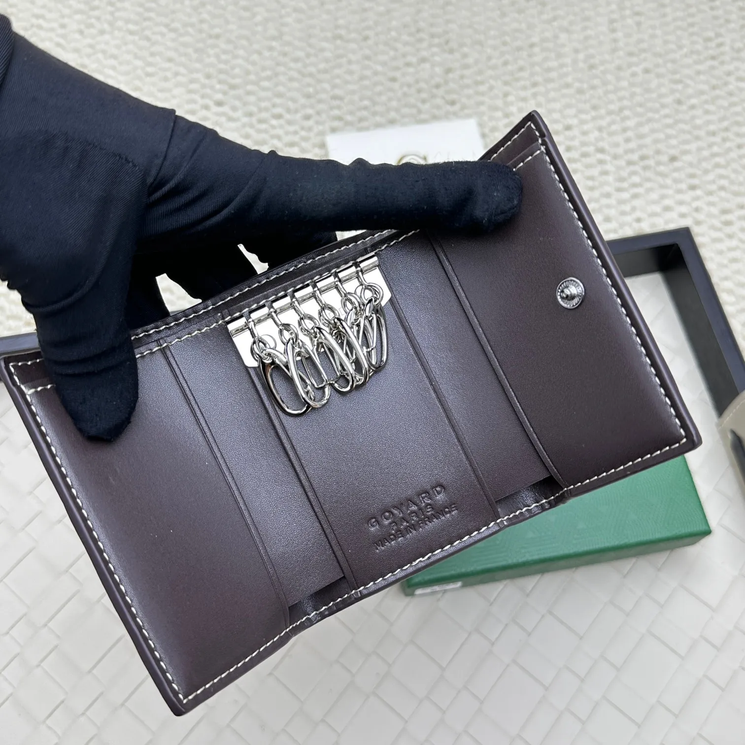 💰120 GOYARD Goya Classic👍🏻The design of the Saint-Sulpice 3-fold key bag is small and compact. Its compact design is just suitable for putting in a jacket or pants pocket. It is equipped with 6 locks that can fasten 6 keys. Style number: 807 Size: 10.5*7*2