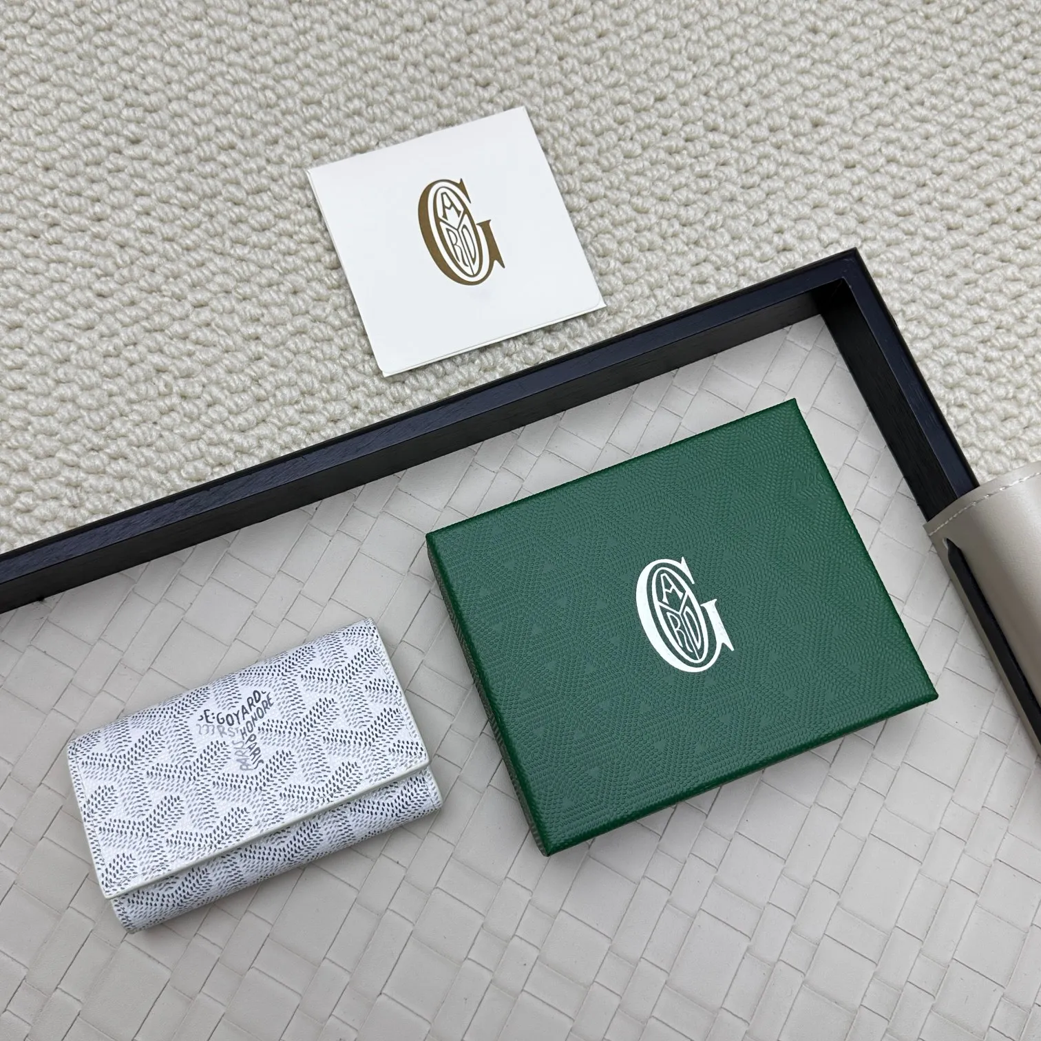 💰120 GOYARD Goya Classic👍🏻The design of the Saint-Sulpice 3-fold key bag is small and compact. Its compact design is just suitable for putting in a jacket or pants pocket. It is equipped with 6 locks that can fasten 6 keys. Style number: 807 Size: 10.5*7*2