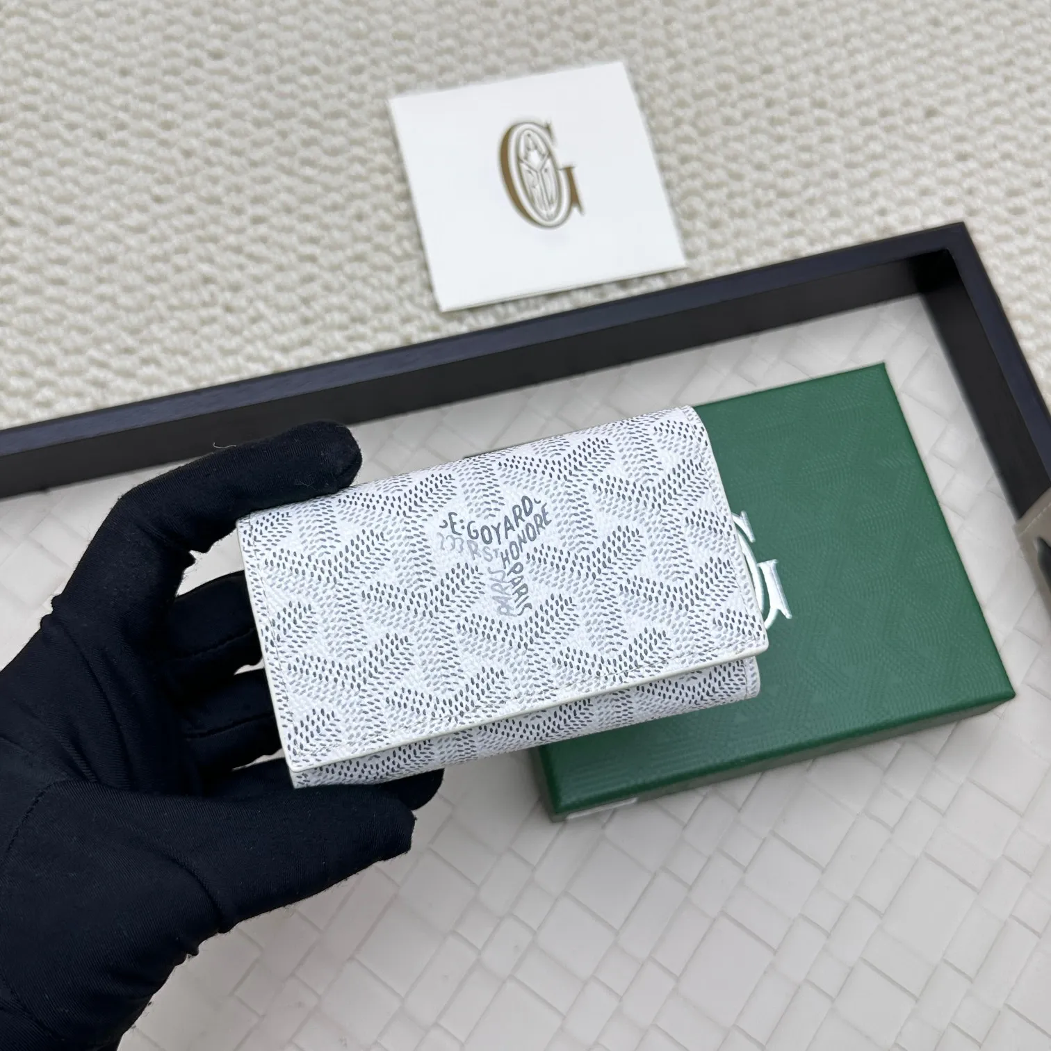 💰120 GOYARD Goya Classic👍🏻The design of the Saint-Sulpice 3-fold key bag is small and compact. Its compact design is just suitable for putting in a jacket or pants pocket. It is equipped with 6 locks that can fasten 6 keys. Style number: 807 Size: 10.5*7*2