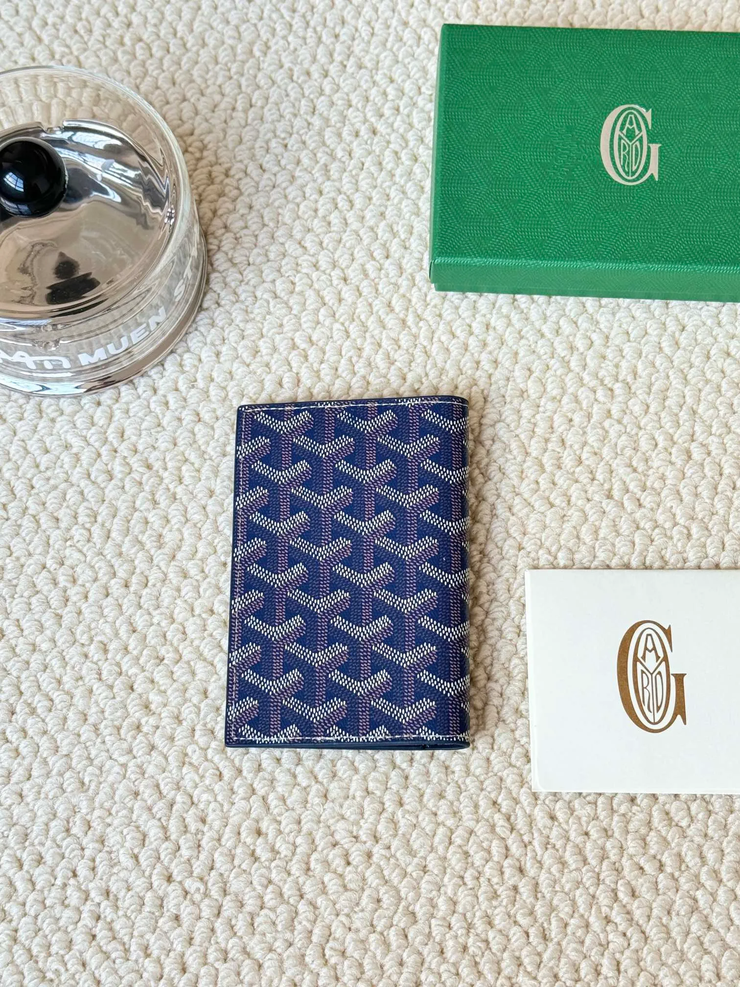💰120 Goyard Passport Holder Goyardine Canvas & Vauzelles Calfskin No.: 804 Eleven colors. The country is open. The first choice for overseas travel. Multiple colors available. Can be used as a couple. It’s yyds to give as a gift for your own use! A super convenient passport holder with four card slots + two compartments for traveling. Small and portable, good-looking. Material: goyarine canvas and Vauzelles calfskin. Size: 14✖️10✖️1.5cm