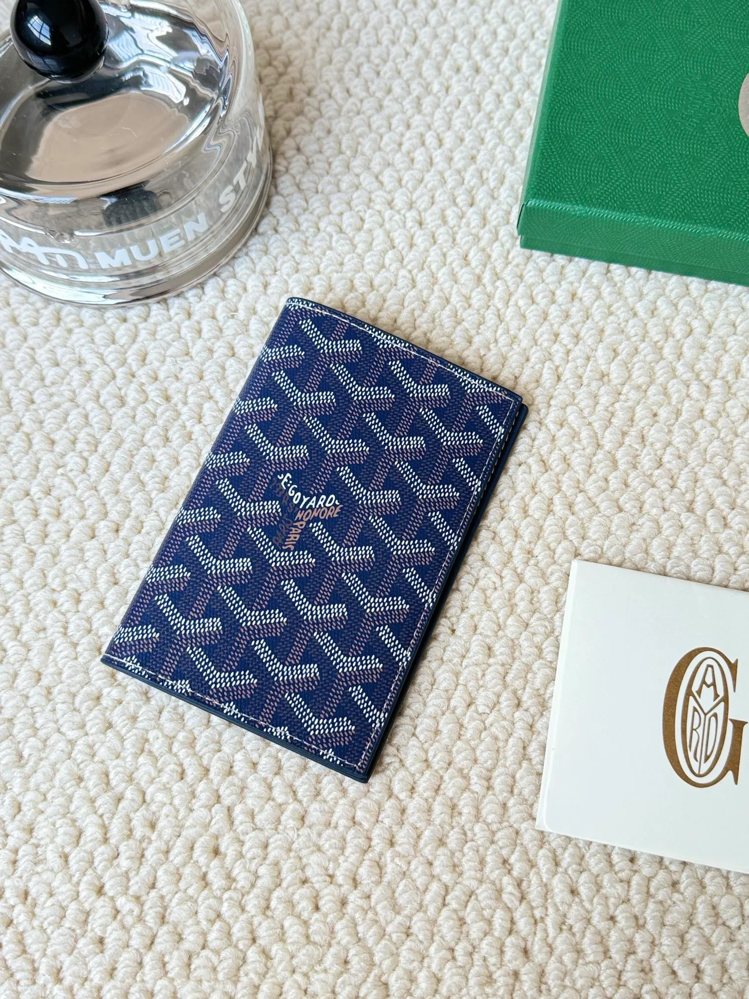 💰120 Goyard Passport Holder Goyardine Canvas & Vauzelles Calfskin No.: 804 Eleven colors. The country is open. The first choice for overseas travel. Multiple colors available. Can be used as a couple. It’s yyds to give as a gift for your own use! A super convenient passport holder with four card slots + two compartments for traveling. Small and portable, good-looking. Material: goyarine canvas and Vauzelles calfskin. Size: 14✖️10✖️1.5cm