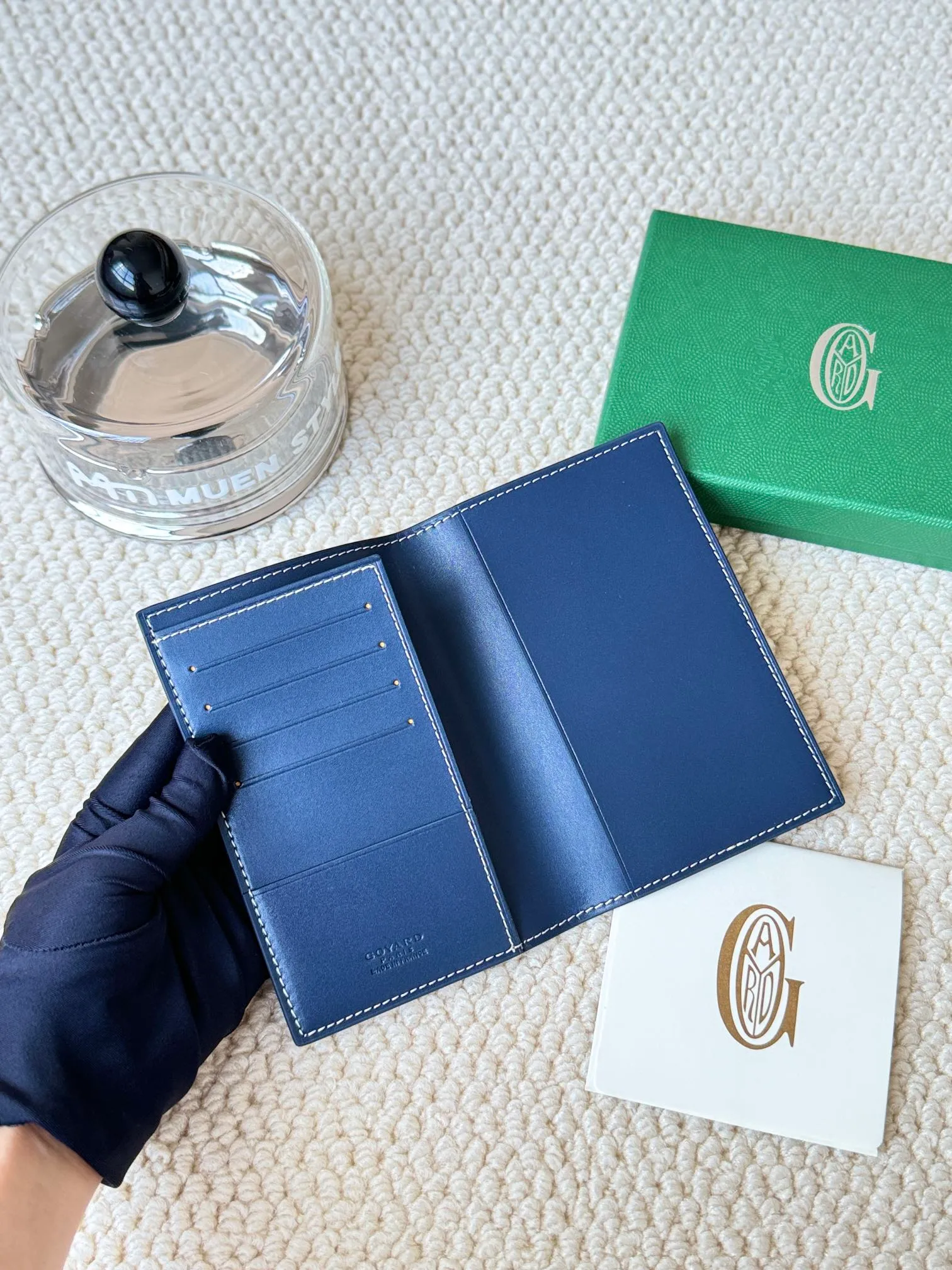💰120 Goyard Passport Holder Goyardine Canvas & Vauzelles Calfskin No.: 804 Eleven colors. The country is open. The first choice for overseas travel. Multiple colors available. Can be used as a couple. It’s yyds to give as a gift for your own use! A super convenient passport holder with four card slots + two compartments for traveling. Small and portable, good-looking. Material: goyarine canvas and Vauzelles calfskin. Size: 14✖️10✖️1.5cm