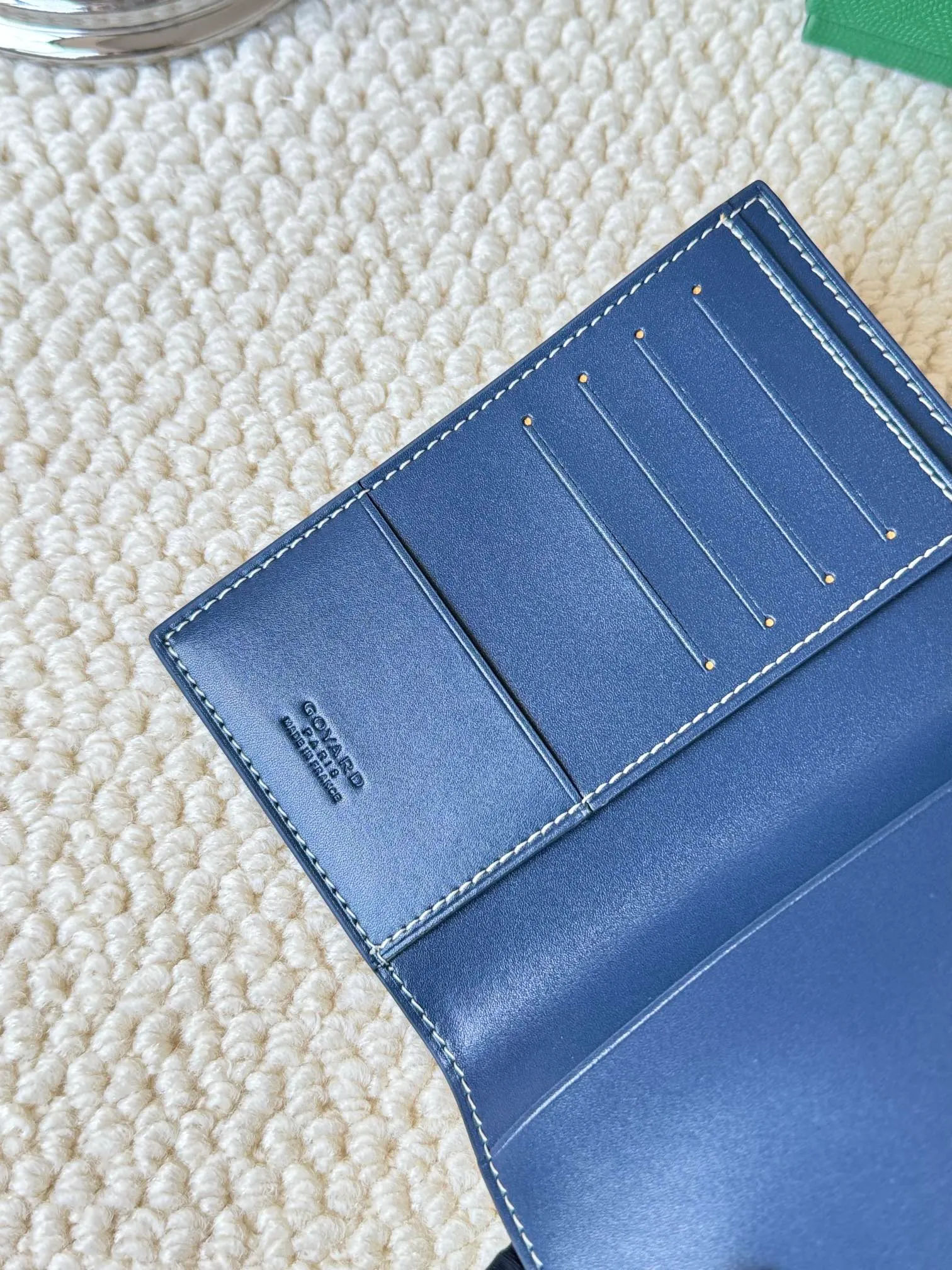💰120 Goyard Passport Holder Goyardine Canvas & Vauzelles Calfskin No.: 804 Eleven colors. The country is open. The first choice for overseas travel. Multiple colors available. Can be used as a couple. It’s yyds to give as a gift for your own use! A super convenient passport holder with four card slots + two compartments for traveling. Small and portable, good-looking. Material: goyarine canvas and Vauzelles calfskin. Size: 14✖️10✖️1.5cm