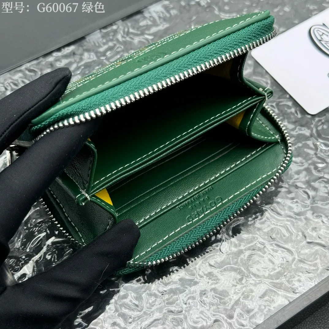 💰110 💎Top original 𝐠𝐨𝐲𝐚𝐫𝐝 Hot style 💕 Goya wallet short Matignon Mini coin purse with full zipper closure design. Its central compartment holds coins, while its interior patch pocket holds cards or small IDs. Style number: G60067 Size: 10.4*7.5*1.8cm