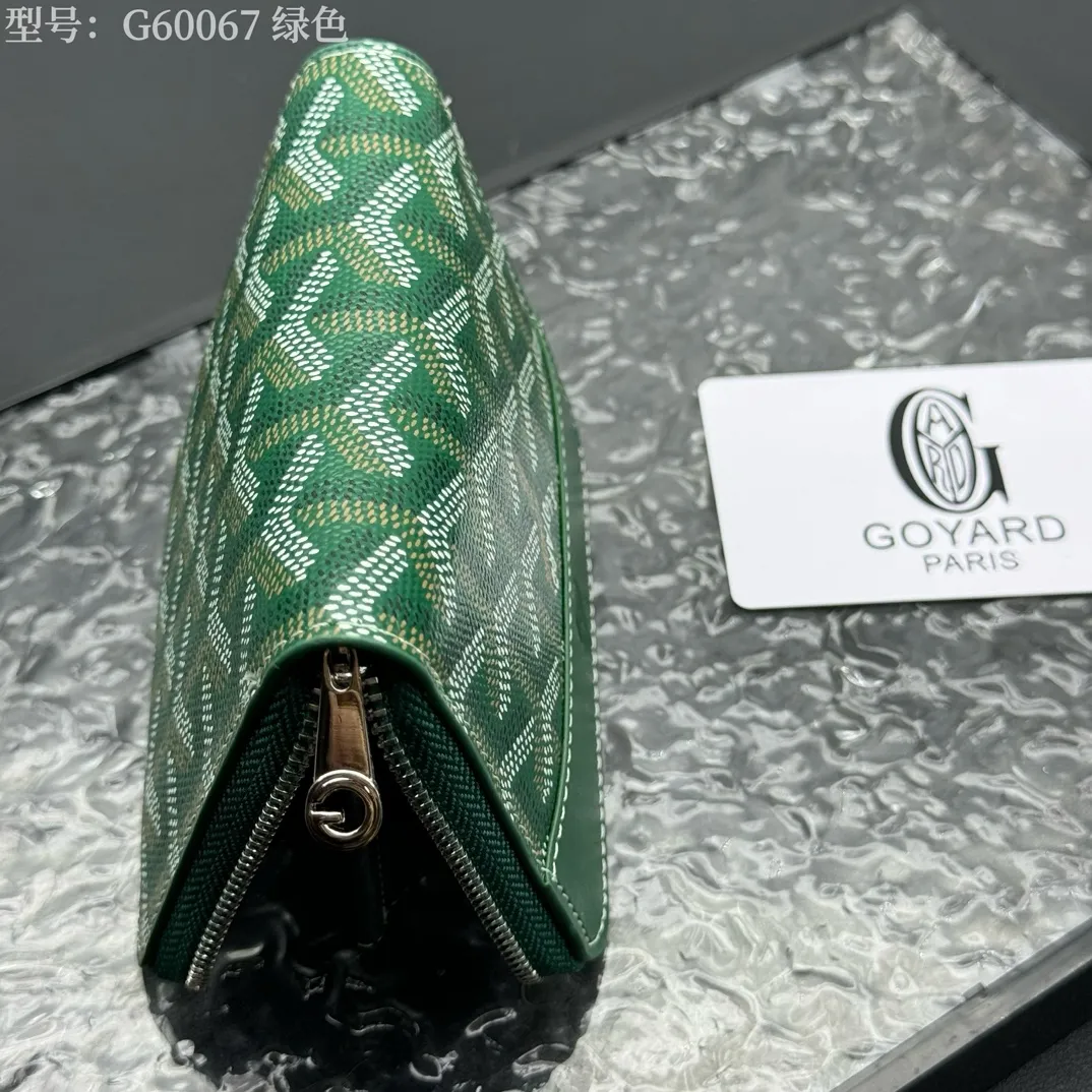 💰110 💎Top original 𝐠𝐨𝐲𝐚𝐫𝐝 Hot style 💕 Goya wallet short Matignon Mini coin purse with full zipper closure design. Its central compartment holds coins, while its interior patch pocket holds cards or small IDs. Style number: G60067 Size: 10.4*7.5*1.8cm