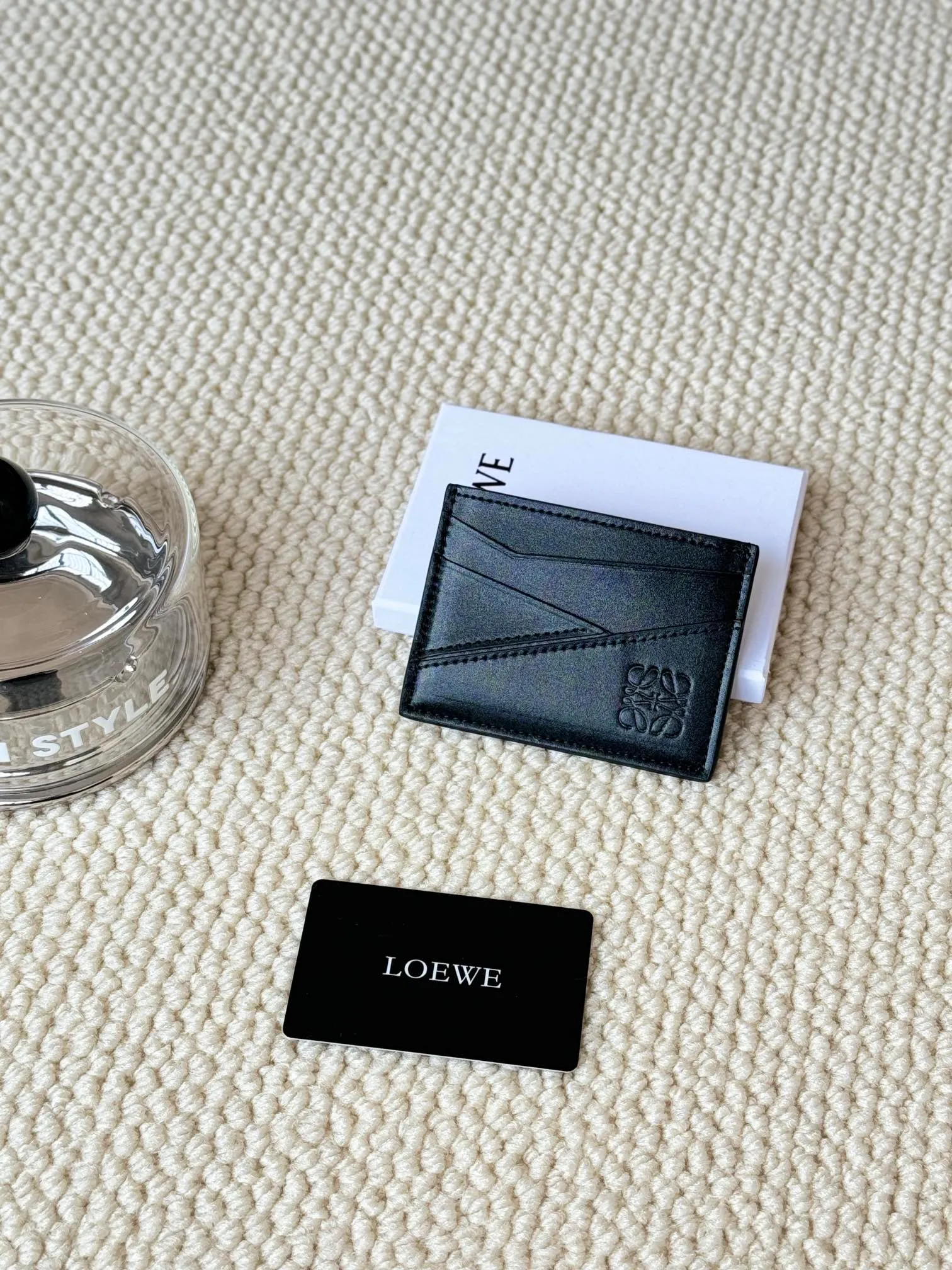 💰100 ·Loewe’s new card holders are back in stock! The new ones are all with metal logos, which are more refined than the old ones~~ Comes with box and dust bag! It’s also a good idea to choose this small accessory for Valentine’s Day ~~Model: L1106 Size: 10*7.5CM