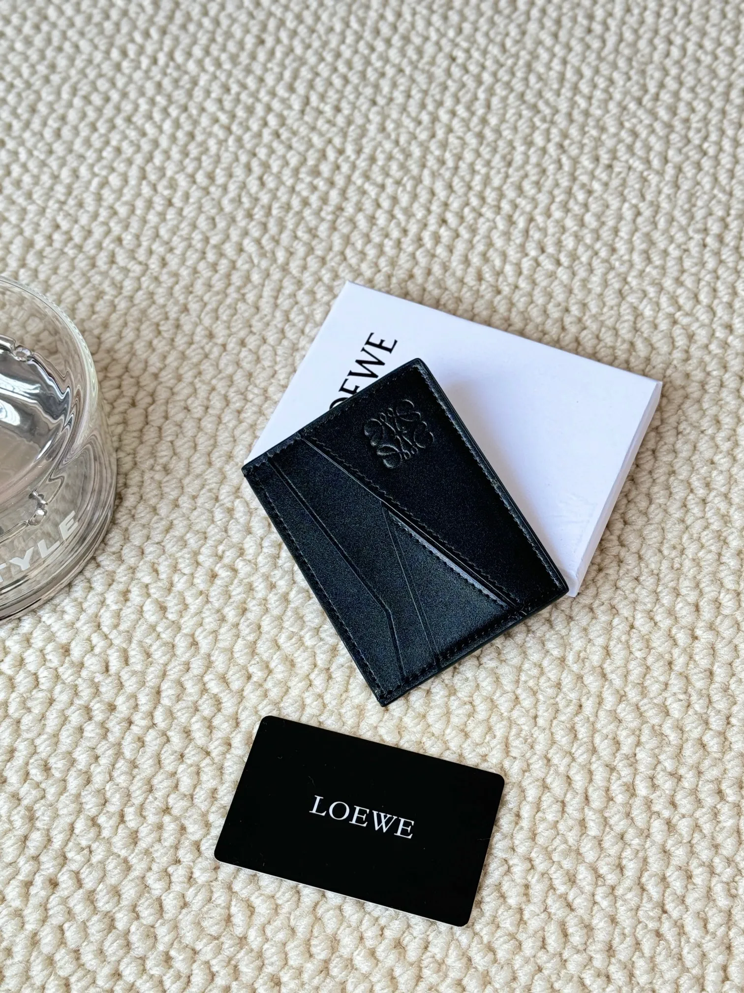 💰100 ·Loewe’s new card holders are back in stock! The new ones are all with metal logos, which are more refined than the old ones~~ Comes with box and dust bag! It’s also a good idea to choose this small accessory for Valentine’s Day ~~Model: L1106 Size: 10*7.5CM