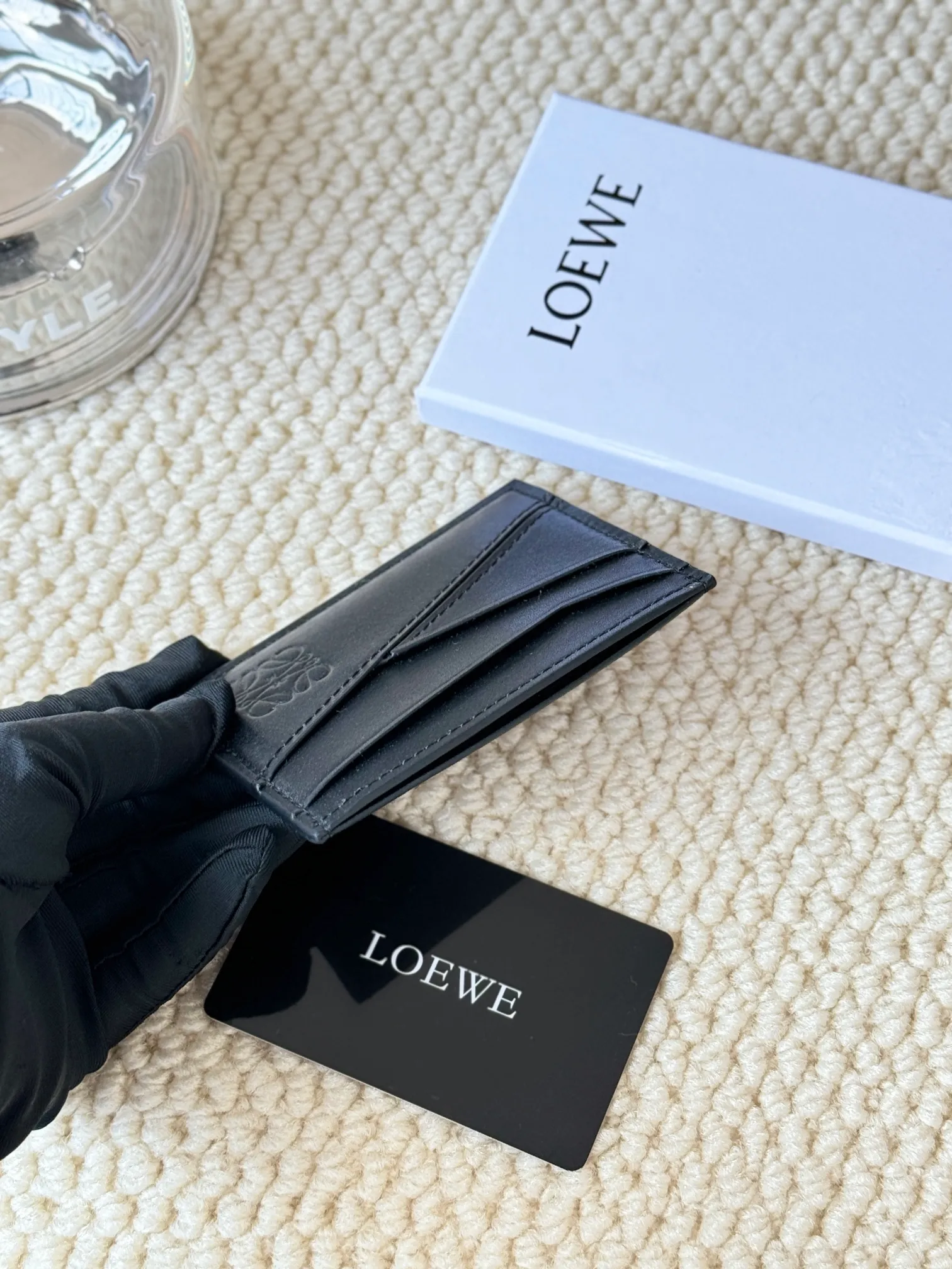 💰100 ·Loewe’s new card holders are back in stock! The new ones are all with metal logos, which are more refined than the old ones~~ Comes with box and dust bag! It’s also a good idea to choose this small accessory for Valentine’s Day ~~Model: L1106 Size: 10*7.5CM