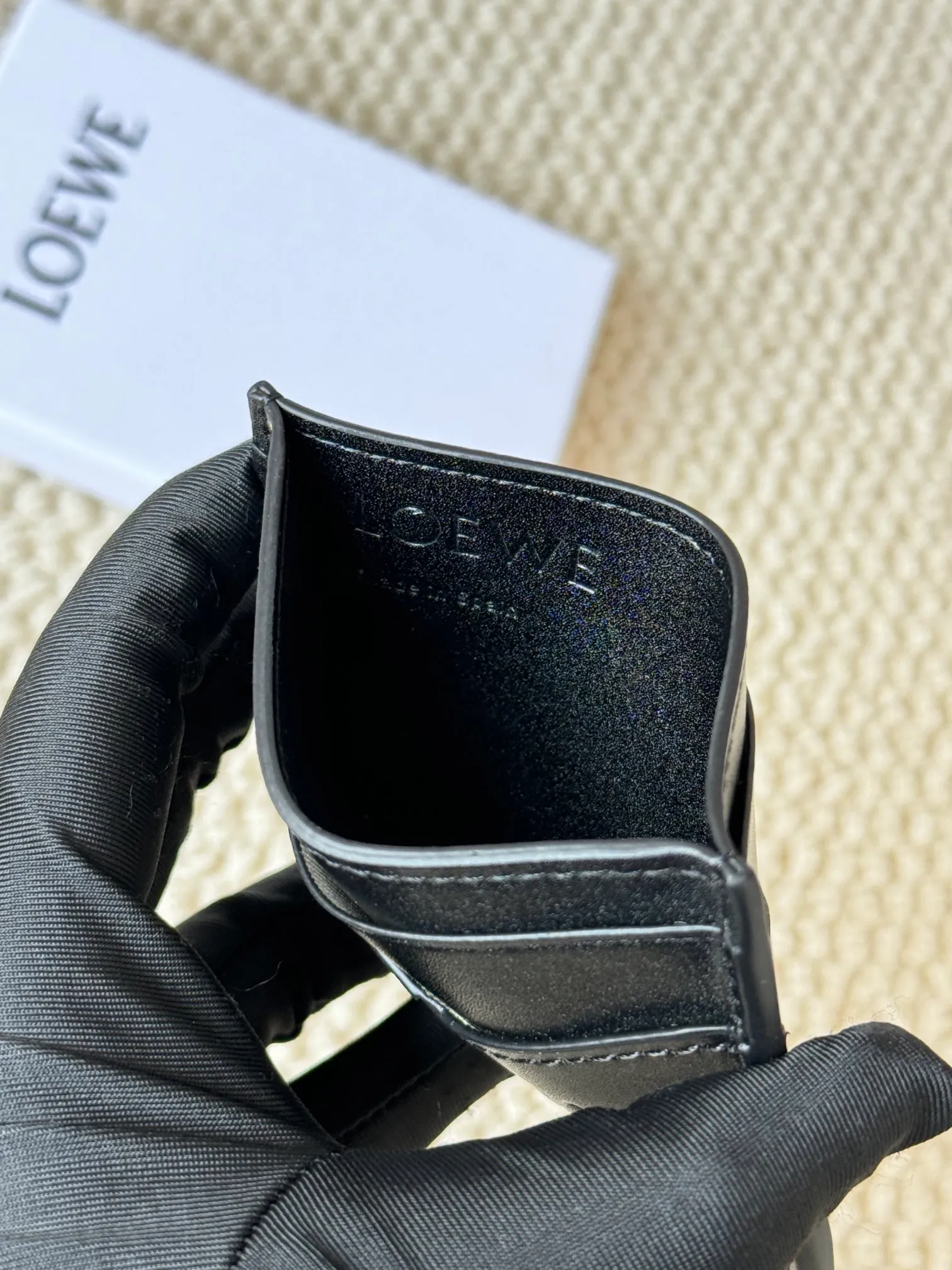 💰100 ·Loewe’s new card holders are back in stock! The new ones are all with metal logos, which are more refined than the old ones~~ Comes with box and dust bag! It’s also a good idea to choose this small accessory for Valentine’s Day ~~Model: L1106 Size: 10*7.5CM