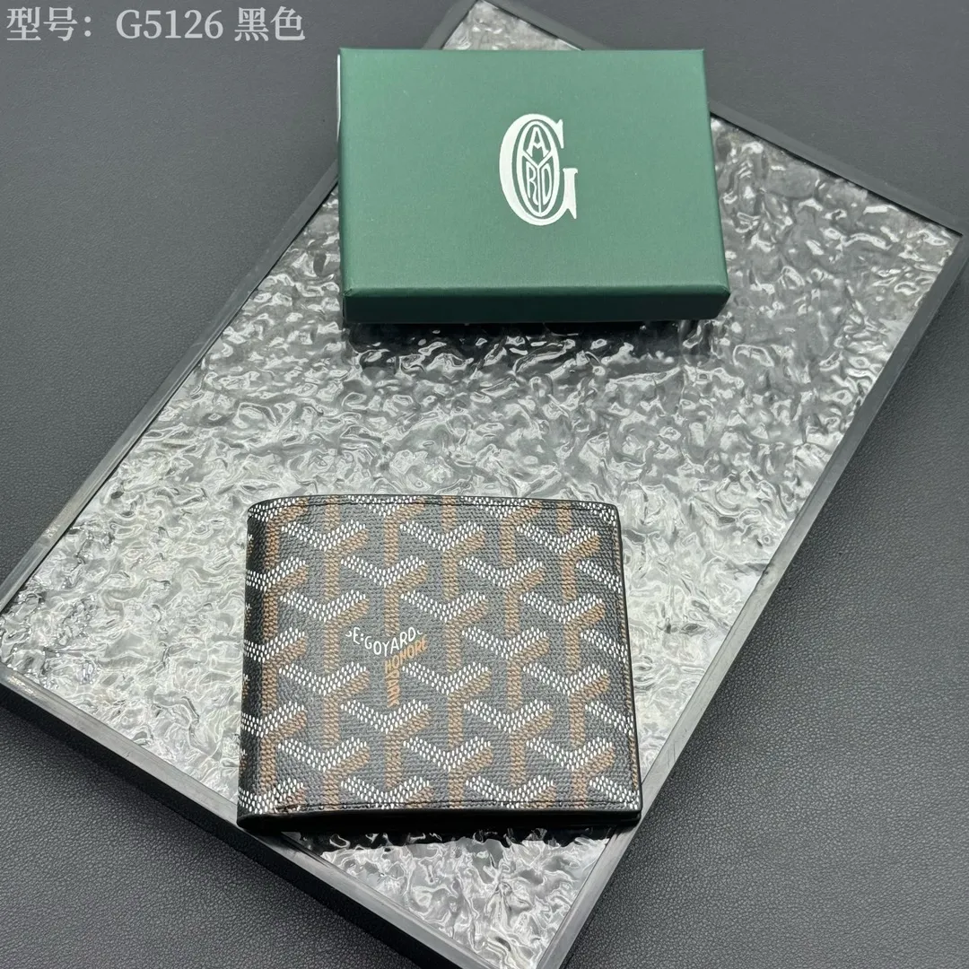 💰130 💎Upgraded original version 𝐠𝐨𝐲𝐚𝐫𝐝 Hot style ❤️Goyard wallet short style, Goyard 8-slot card slot wallet, the texture is directly stretched to the full mark, it can hold about 8-10 cards, it can hold cash, it is thin and does not stand up, it is classic, practical and attractive! If you want to create a short clip with a feeling that is different from others and has a deep taste, it must be him! size: 11*9 (cm) model: G5126