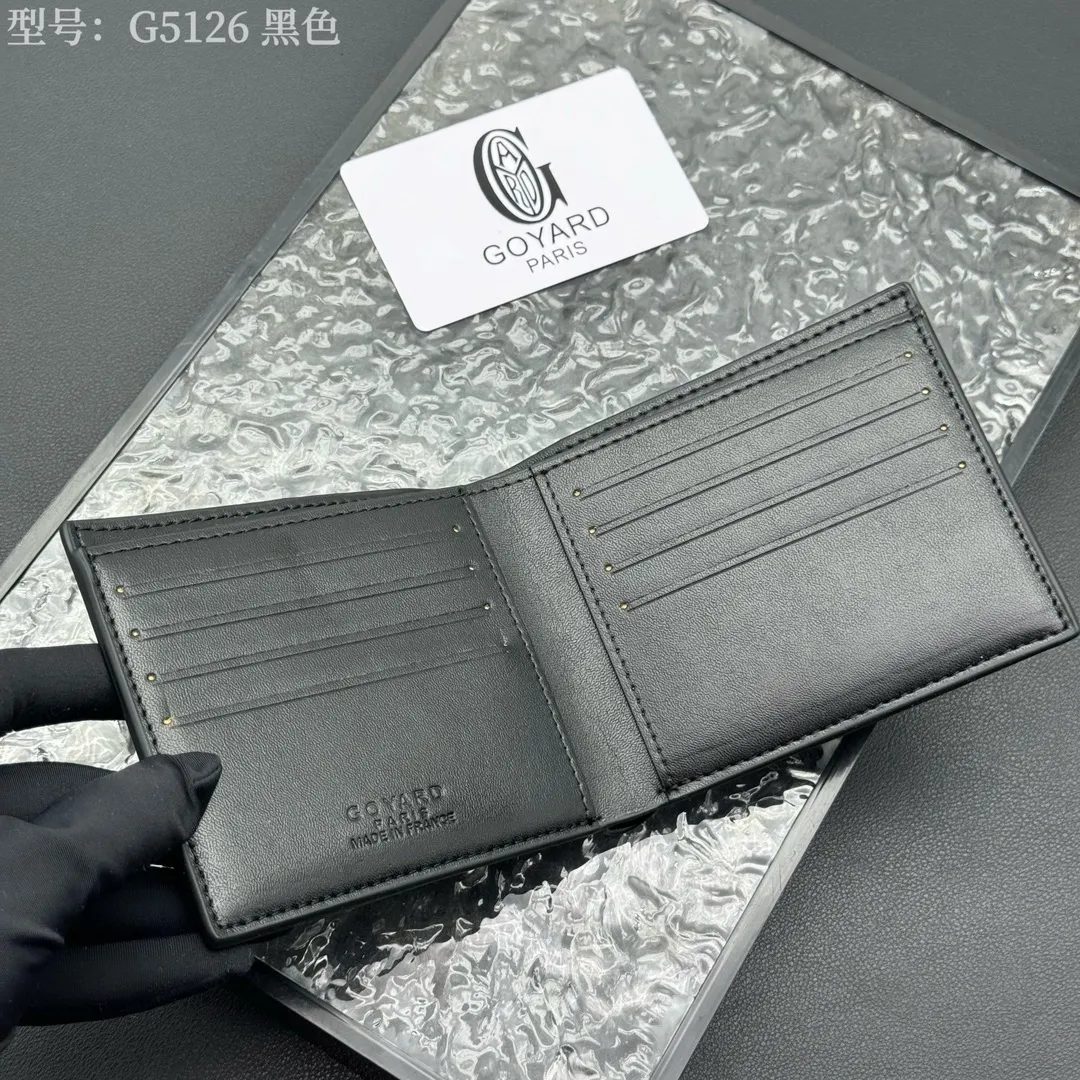 💰130 💎Upgraded original version 𝐠𝐨𝐲𝐚𝐫𝐝 Hot style ❤️Goyard wallet short style, Goyard 8-slot card slot wallet, the texture is directly stretched to the full mark, it can hold about 8-10 cards, it can hold cash, it is thin and does not stand up, it is classic, practical and attractive! If you want to create a short clip with a feeling that is different from others and has a deep taste, it must be him! size: 11*9 (cm) model: G5126