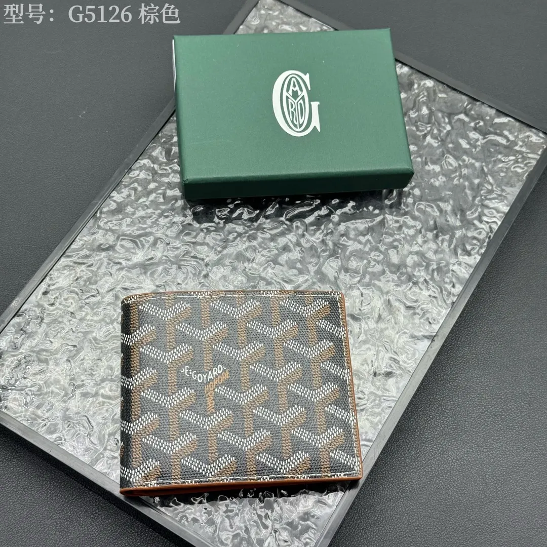💰130 💎Upgraded original version 𝐠𝐨𝐲𝐚𝐫𝐝 Hot style ❤️Goyard wallet short style, Goyard 8-slot card slot wallet, the texture is directly stretched to the full mark, it can hold about 8-10 cards, it can hold cash, it is thin and does not stand up, it is classic, practical and attractive! If you want to create a short clip with a feeling that is different from others and has a deep taste, it must be him! size: 11*9 (cm) model: G5126