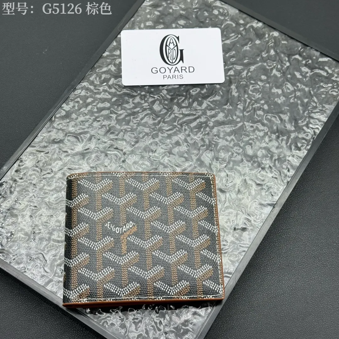 💰130 💎Upgraded original version 𝐠𝐨𝐲𝐚𝐫𝐝 Hot style ❤️Goyard wallet short style, Goyard 8-slot card slot wallet, the texture is directly stretched to the full mark, it can hold about 8-10 cards, it can hold cash, it is thin and does not stand up, it is classic, practical and attractive! If you want to create a short clip with a feeling that is different from others and has a deep taste, it must be him! size: 11*9 (cm) model: G5126