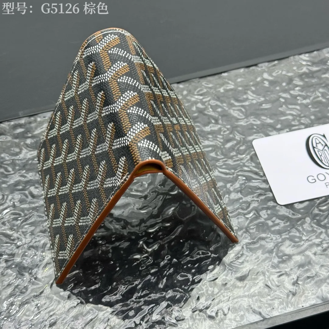 💰130 💎Upgraded original version 𝐠𝐨𝐲𝐚𝐫𝐝 Hot style ❤️Goyard wallet short style, Goyard 8-slot card slot wallet, the texture is directly stretched to the full mark, it can hold about 8-10 cards, it can hold cash, it is thin and does not stand up, it is classic, practical and attractive! If you want to create a short clip with a feeling that is different from others and has a deep taste, it must be him! size: 11*9 (cm) model: G5126