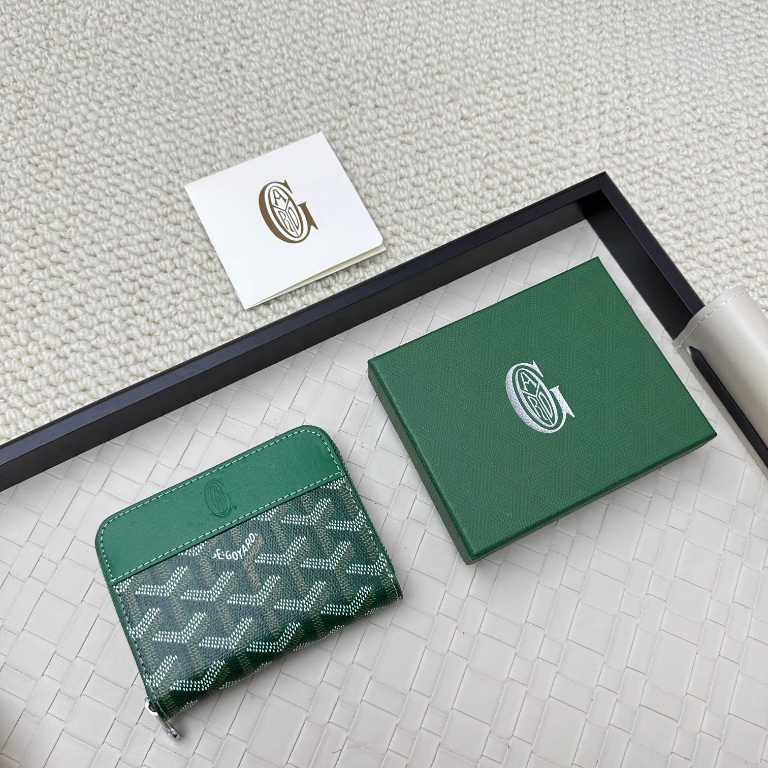 💰140 GOYARD Matignon Mini coin purse features a full zipper closure. Its central compartment holds coins, while its interior patch pocket holds cards or small IDs. No.: 805 Size: 10.4*7.5*1.8cm