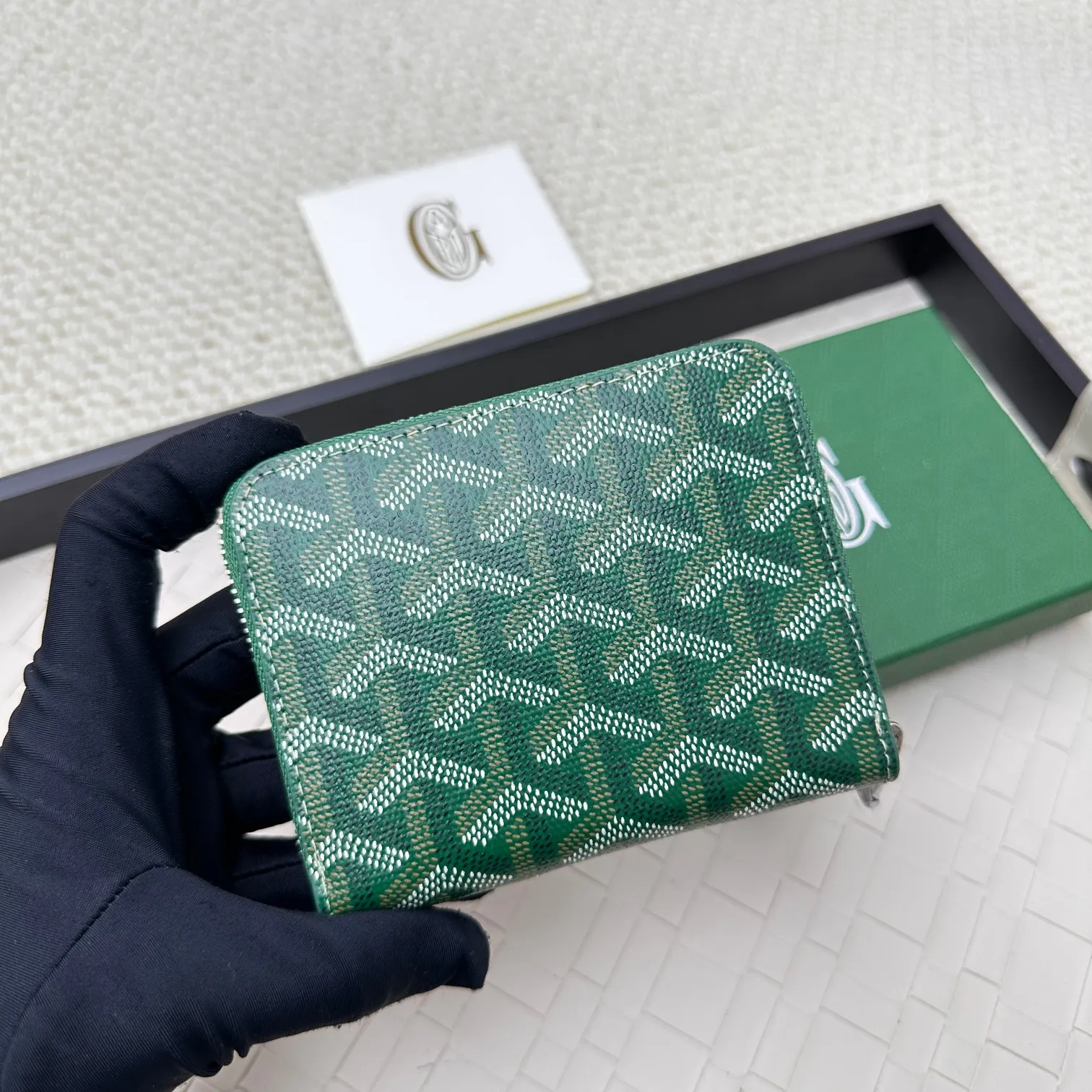 💰140 GOYARD Matignon Mini coin purse features a full zipper closure. Its central compartment holds coins, while its interior patch pocket holds cards or small IDs. No.: 805 Size: 10.4*7.5*1.8cm