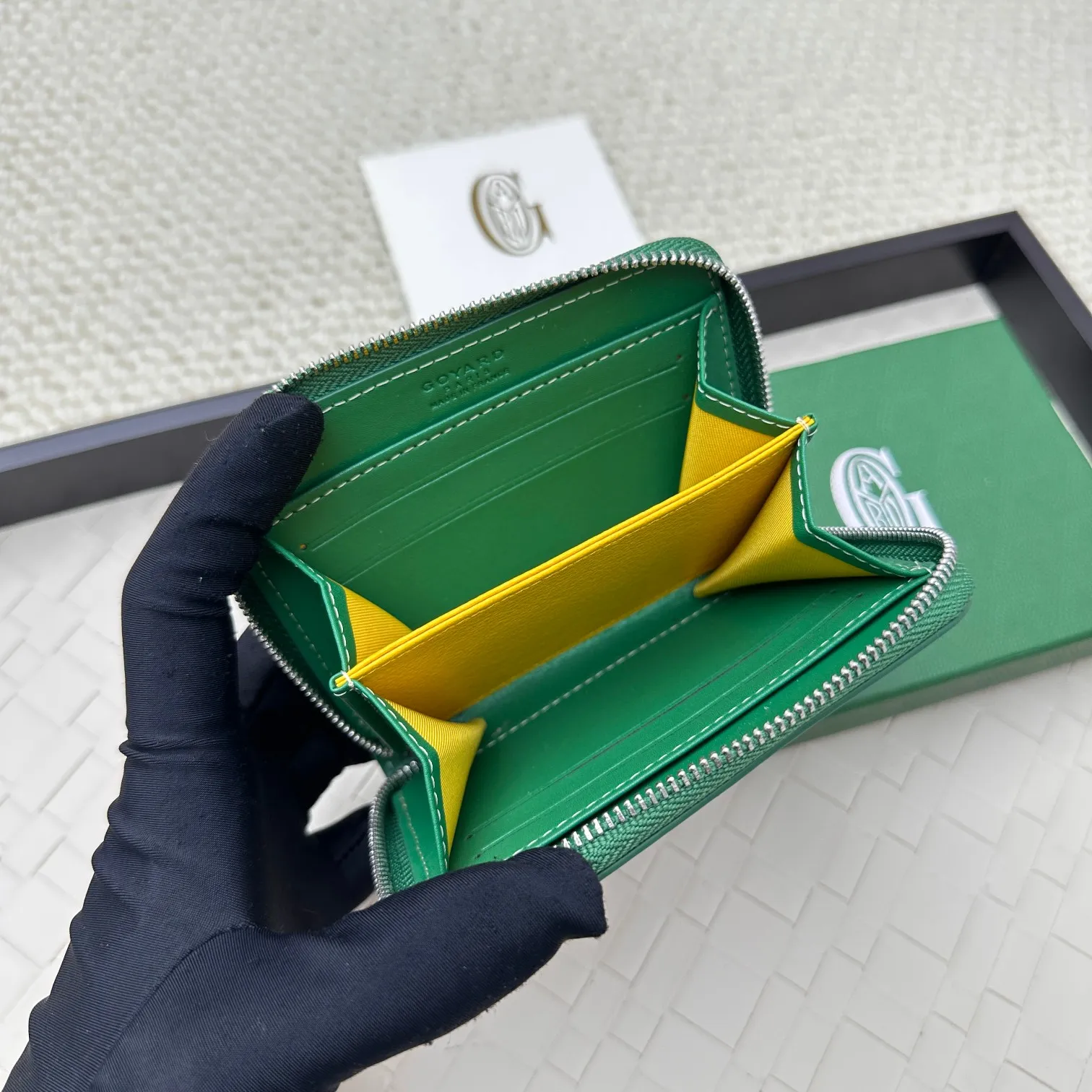 💰140 GOYARD Matignon Mini coin purse features a full zipper closure. Its central compartment holds coins, while its interior patch pocket holds cards or small IDs. No.: 805 Size: 10.4*7.5*1.8cm