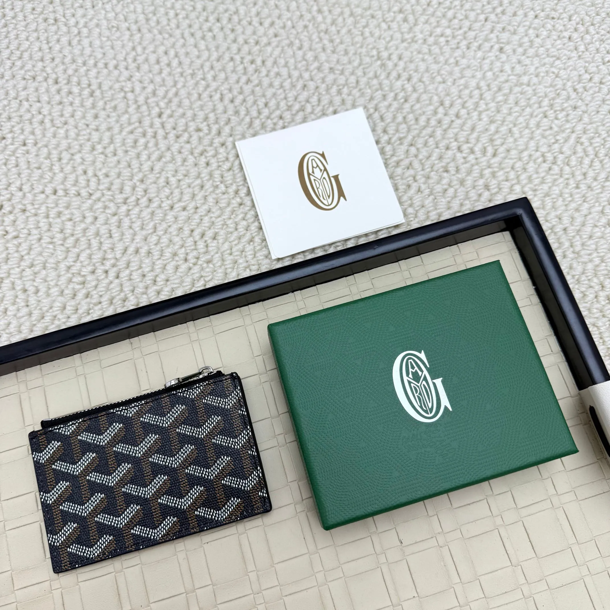 💰 120 Goyard Bourbon zipper coin card holder. This coin card holder has 3 card slots, 1 patch pocket and a zipper pocket to store coins, change or cards, and can safely store change. Exquisite and small, its compact shape can be easily put into a pocket or large bag. Size: 12.5x1x8.4cm No.: 808