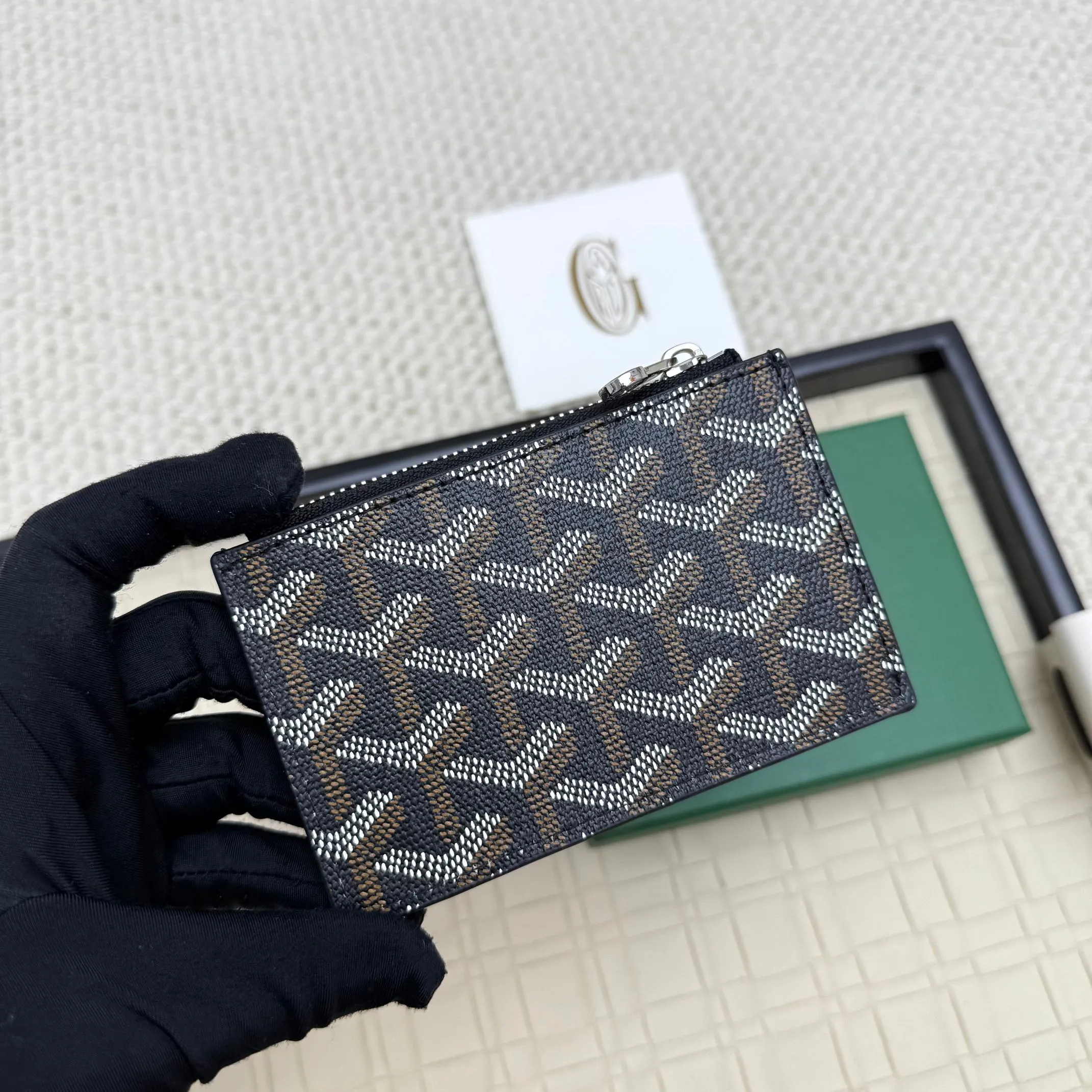 💰 120 Goyard Bourbon zipper coin card holder. This coin card holder has 3 card slots, 1 patch pocket and a zipper pocket to store coins, change or cards, and can safely store change. Exquisite and small, its compact shape can be easily put into a pocket or large bag. Size: 12.5x1x8.4cm No.: 808
