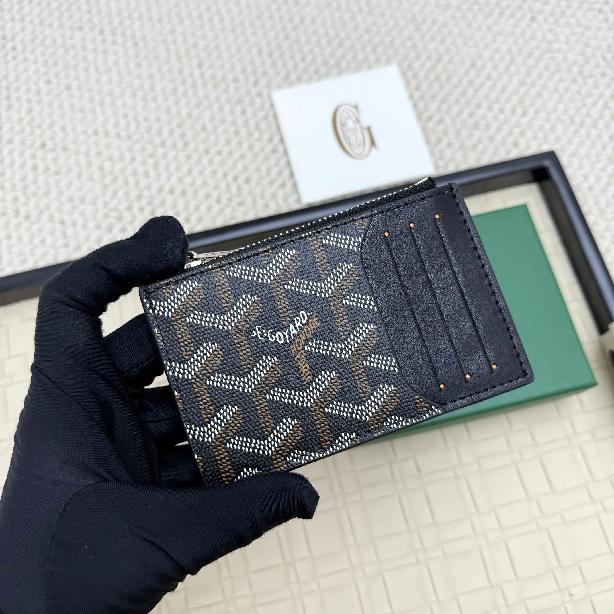 💰 120 Goyard Bourbon zipper coin card holder. This coin card holder has 3 card slots, 1 patch pocket and a zipper pocket to store coins, change or cards, and can safely store change. Exquisite and small, its compact shape can be easily put into a pocket or large bag. Size: 12.5x1x8.4cm No.: 808