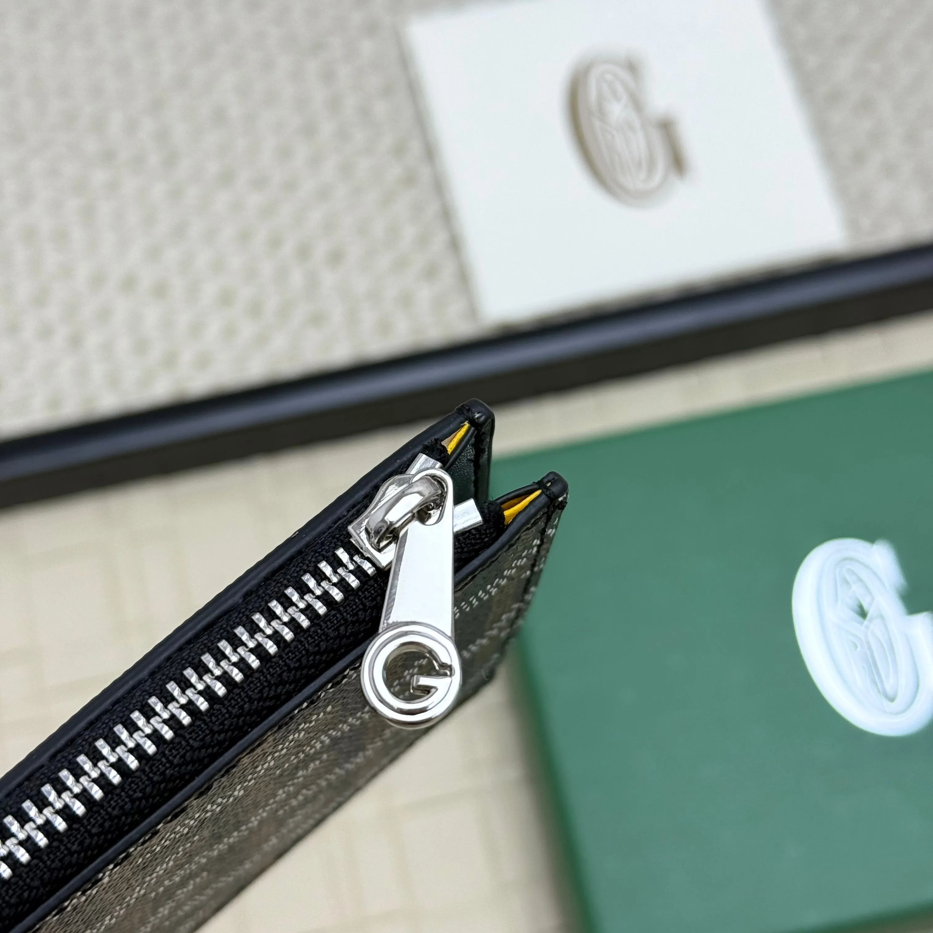 💰 120 Goyard Bourbon zipper coin card holder. This coin card holder has 3 card slots, 1 patch pocket and a zipper pocket to store coins, change or cards, and can safely store change. Exquisite and small, its compact shape can be easily put into a pocket or large bag. Size: 12.5x1x8.4cm No.: 808