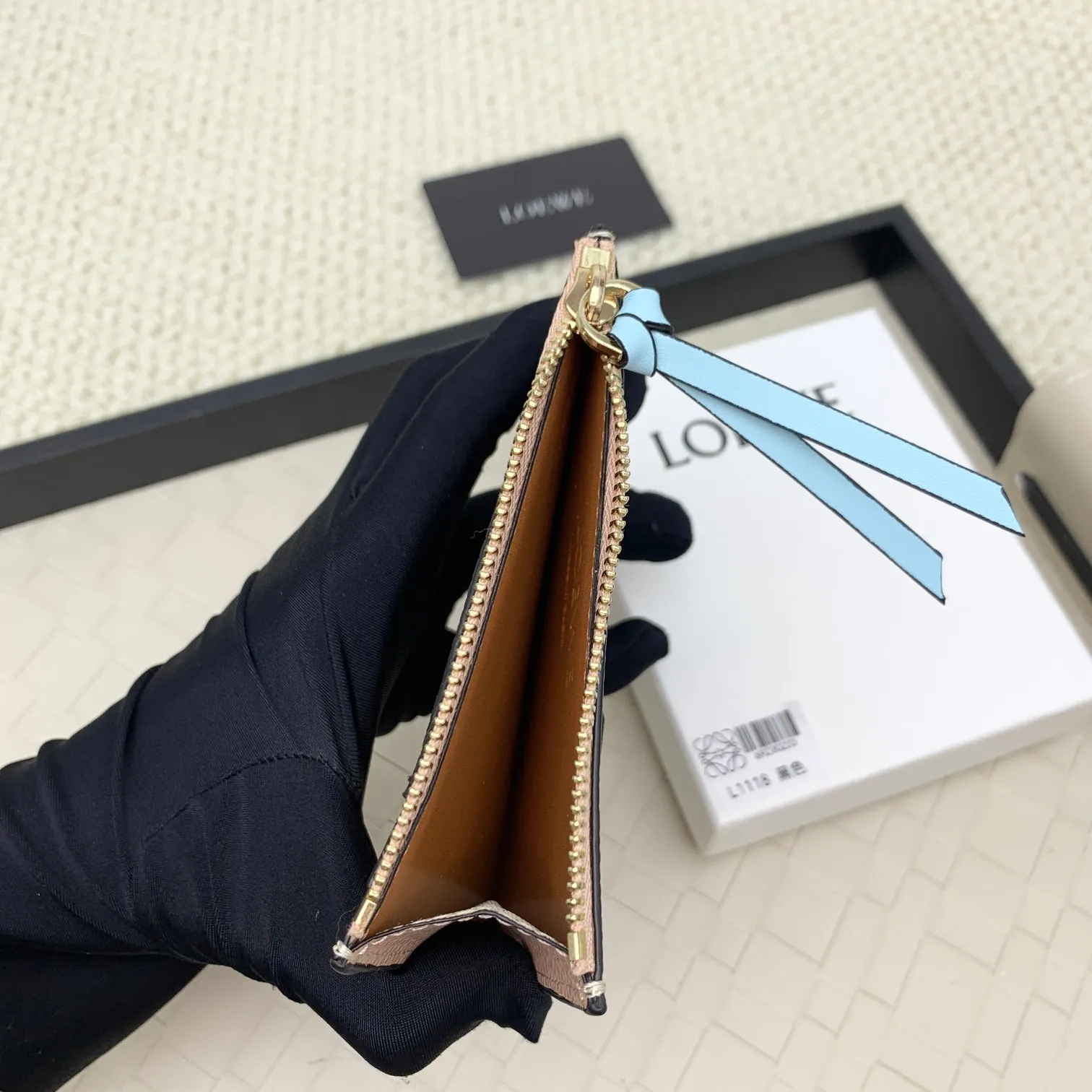 💰120 ·Loewe’s new card holders are back in stock! The new ones are all with metal logos, which are more refined than the old ones~~ Comes with box and dust bag! It’s a good idea to choose this small accessory for Valentine’s Day ~~Model: L1118 Size: 12CM*9.5CM