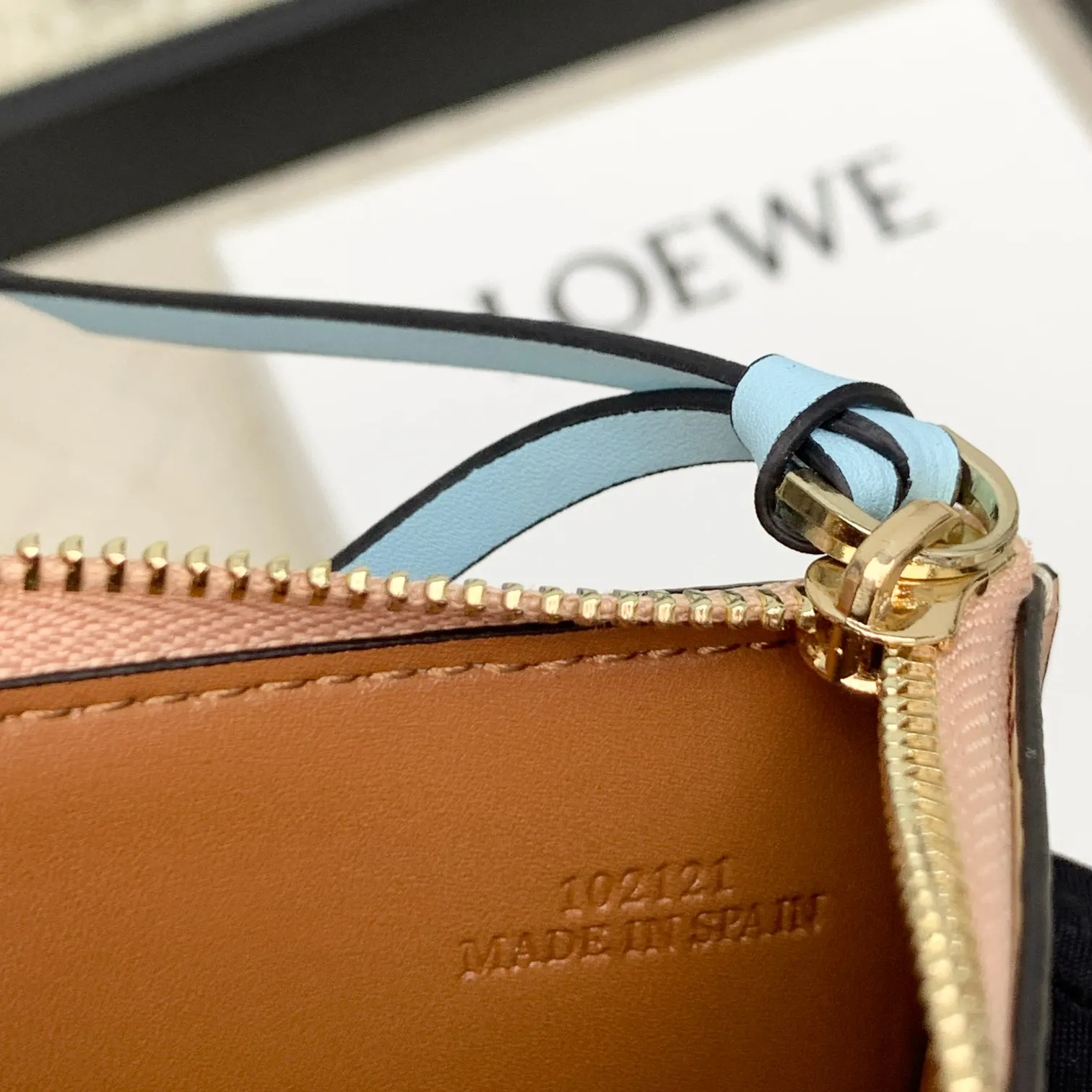 💰120 ·Loewe’s new card holders are back in stock! The new ones are all with metal logos, which are more refined than the old ones~~ Comes with box and dust bag! It’s a good idea to choose this small accessory for Valentine’s Day ~~Model: L1118 Size: 12CM*9.5CM