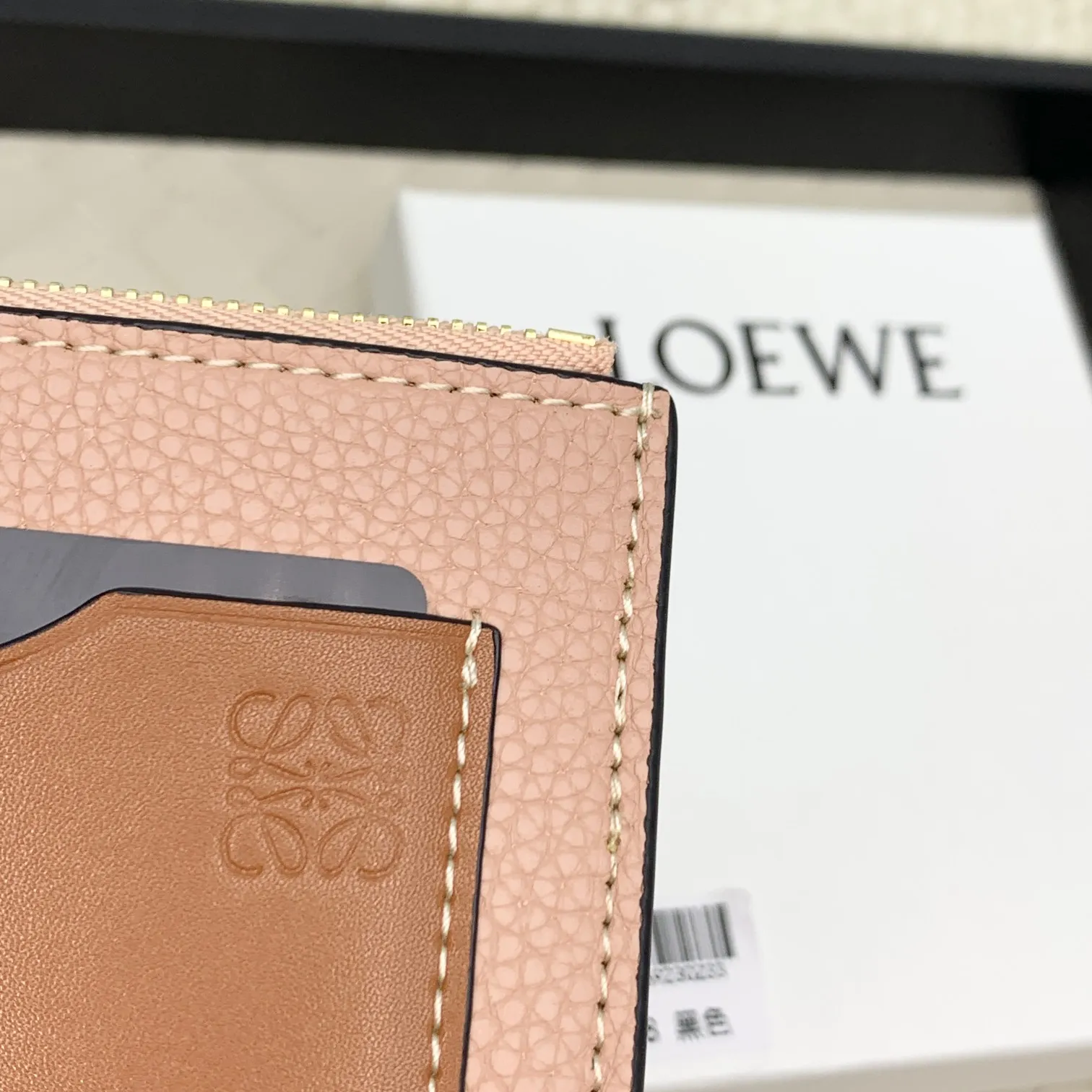 💰120 ·Loewe’s new card holders are back in stock! The new ones are all with metal logos, which are more refined than the old ones~~ Comes with box and dust bag! It’s a good idea to choose this small accessory for Valentine’s Day ~~Model: L1118 Size: 12CM*9.5CM