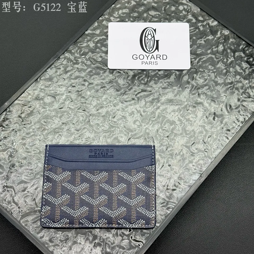 💰90 💎The top-quality original GOYARD Saint-Sulpice card holder has a small and compact design, and its central pocket can store cards, IDs or folded banknotes. The compact design fits nicely in a jacket or pants pocket. Model; G5122 Size: 7*10.5*0.2cm