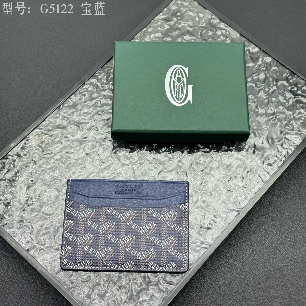 💰90 💎The top-quality original GOYARD Saint-Sulpice card holder has a small and compact design, and its central pocket can store cards, IDs or folded banknotes. The compact design fits nicely in a jacket or pants pocket. Model; G5122 Size: 7*10.5*0.2cm
