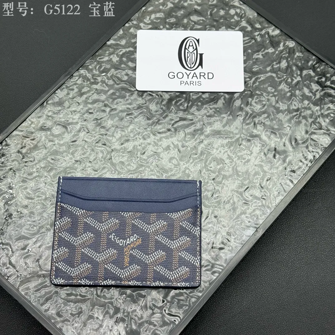 💰90 💎The top-quality original GOYARD Saint-Sulpice card holder has a small and compact design, and its central pocket can store cards, IDs or folded banknotes. The compact design fits nicely in a jacket or pants pocket. Model; G5122 Size: 7*10.5*0.2cm
