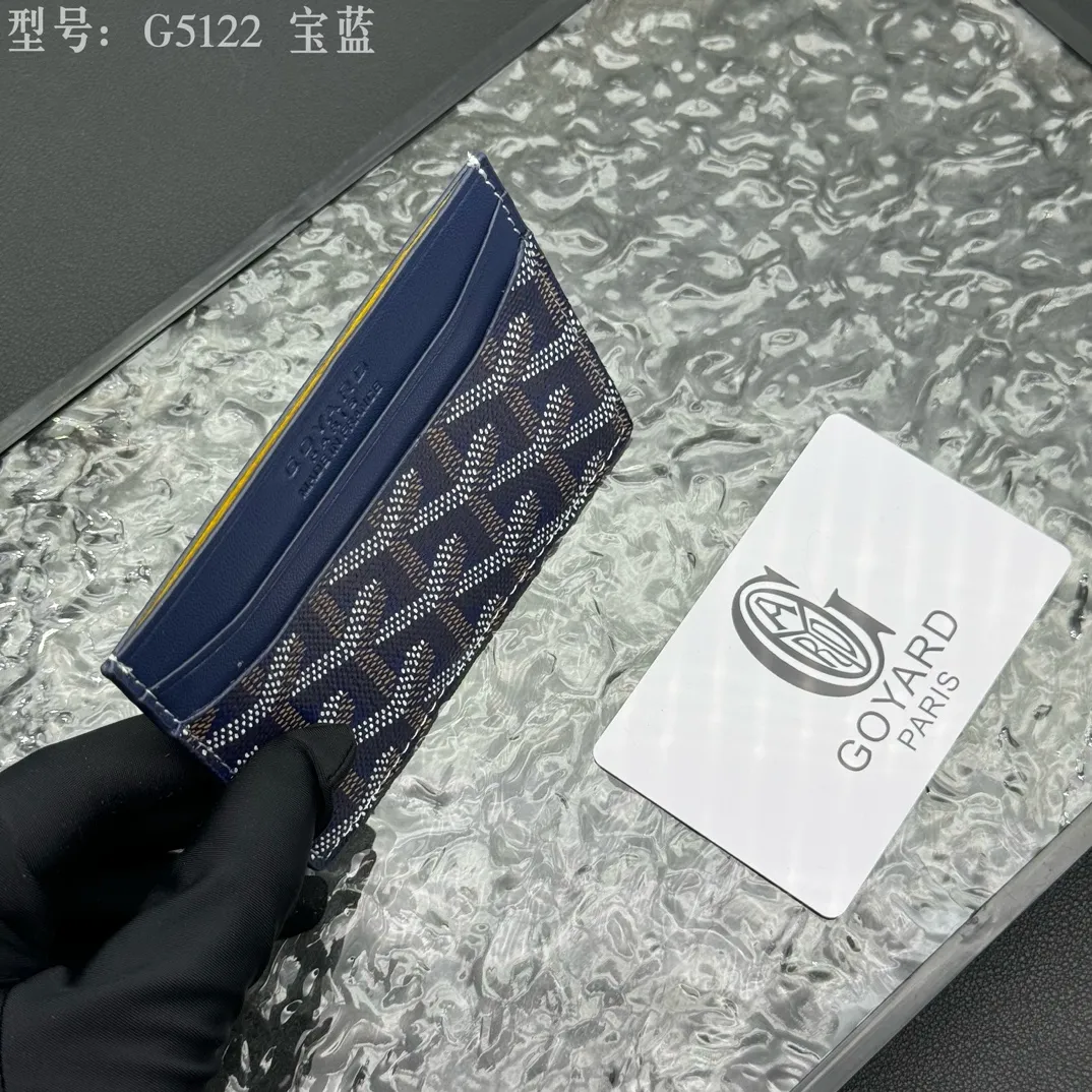 💰90 💎The top-quality original GOYARD Saint-Sulpice card holder has a small and compact design, and its central pocket can store cards, IDs or folded banknotes. The compact design fits nicely in a jacket or pants pocket. Model; G5122 Size: 7*10.5*0.2cm