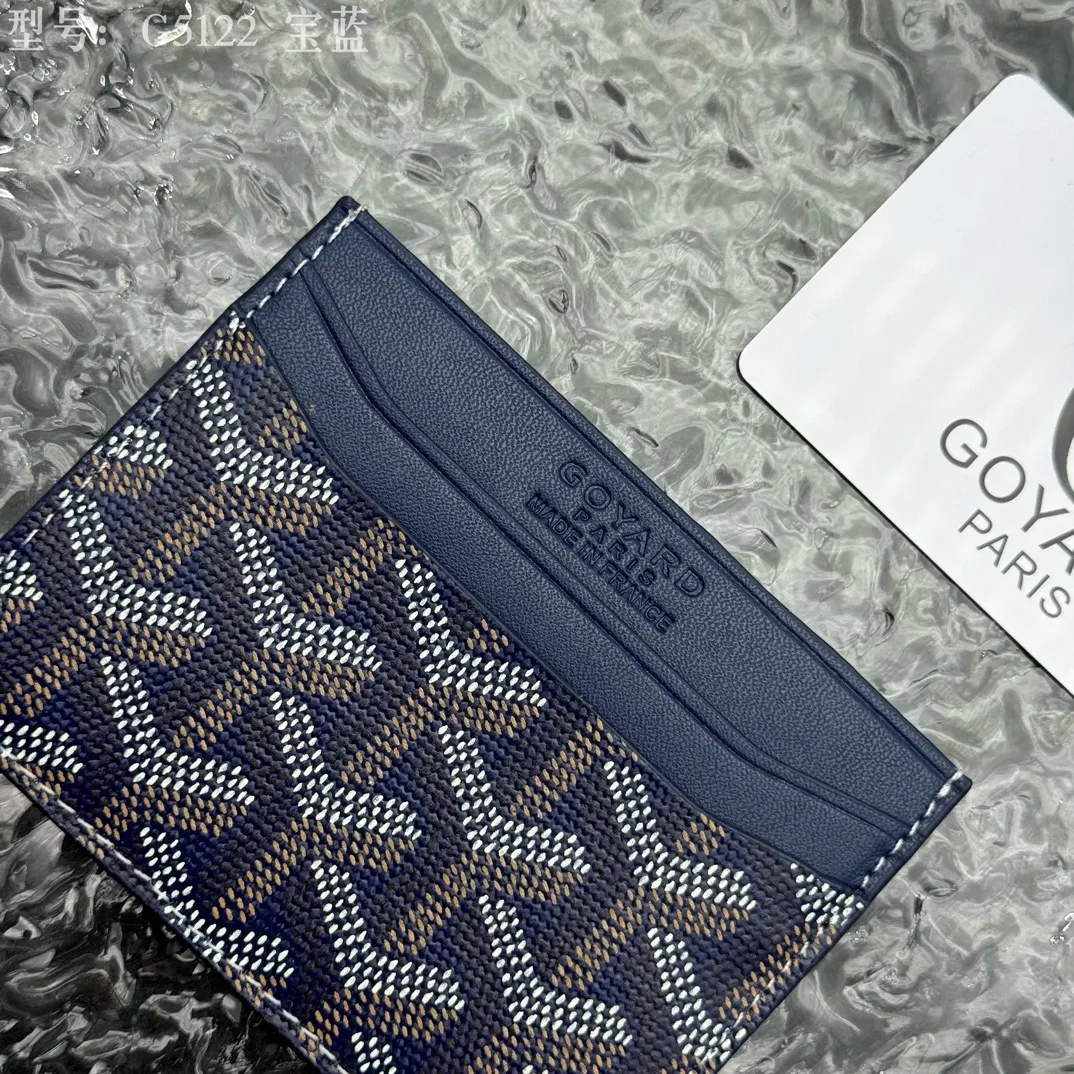 💰90 💎The top-quality original GOYARD Saint-Sulpice card holder has a small and compact design, and its central pocket can store cards, IDs or folded banknotes. The compact design fits nicely in a jacket or pants pocket. Model; G5122 Size: 7*10.5*0.2cm