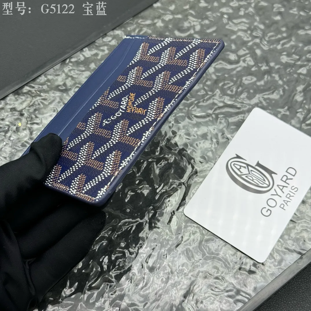 💰90 💎The top-quality original GOYARD Saint-Sulpice card holder has a small and compact design, and its central pocket can store cards, IDs or folded banknotes. The compact design fits nicely in a jacket or pants pocket. Model; G5122 Size: 7*10.5*0.2cm