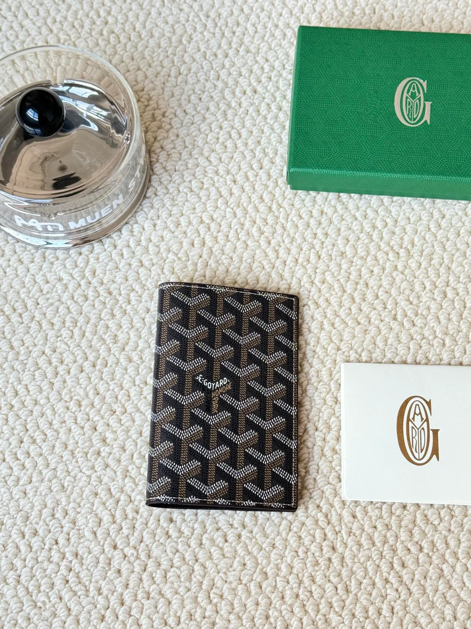 💰120 Goyard Passport Holder Goyardine Canvas & Vauzelles Calfskin No.: 804 Eleven colors. The country is open. The first choice for overseas travel. Multiple colors available. Can be used as a couple. It’s yyds to give as a gift for your own use! A super convenient passport holder with four card slots + two compartments for traveling. Small and portable, good-looking. Material: goyarine canvas and Vauzelles calfskin. Size: 14✖️10✖️1.5cm