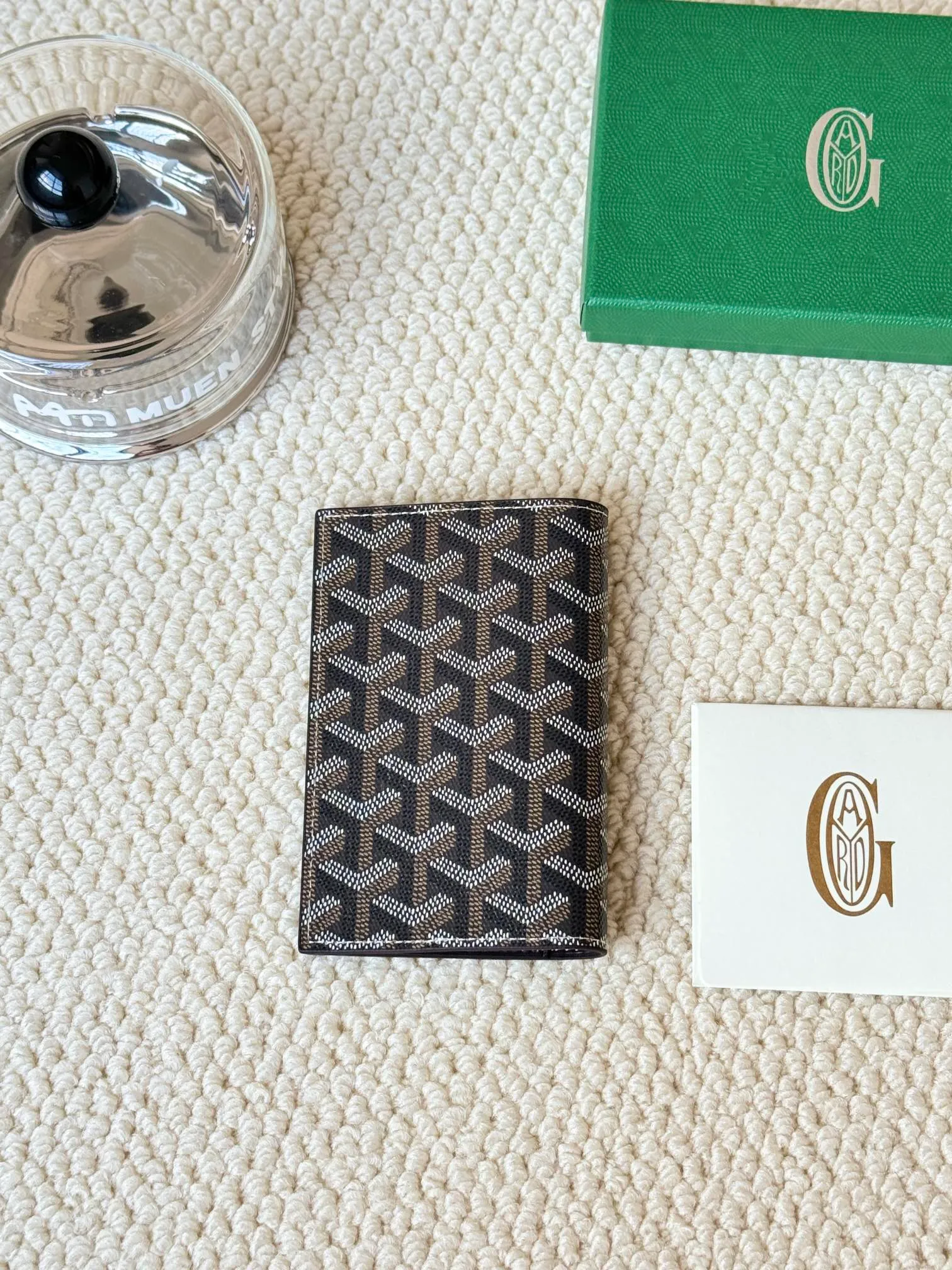 💰120 Goyard Passport Holder Goyardine Canvas & Vauzelles Calfskin No.: 804 Eleven colors. The country is open. The first choice for overseas travel. Multiple colors available. Can be used as a couple. It’s yyds to give as a gift for your own use! A super convenient passport holder with four card slots + two compartments for traveling. Small and portable, good-looking. Material: goyarine canvas and Vauzelles calfskin. Size: 14✖️10✖️1.5cm