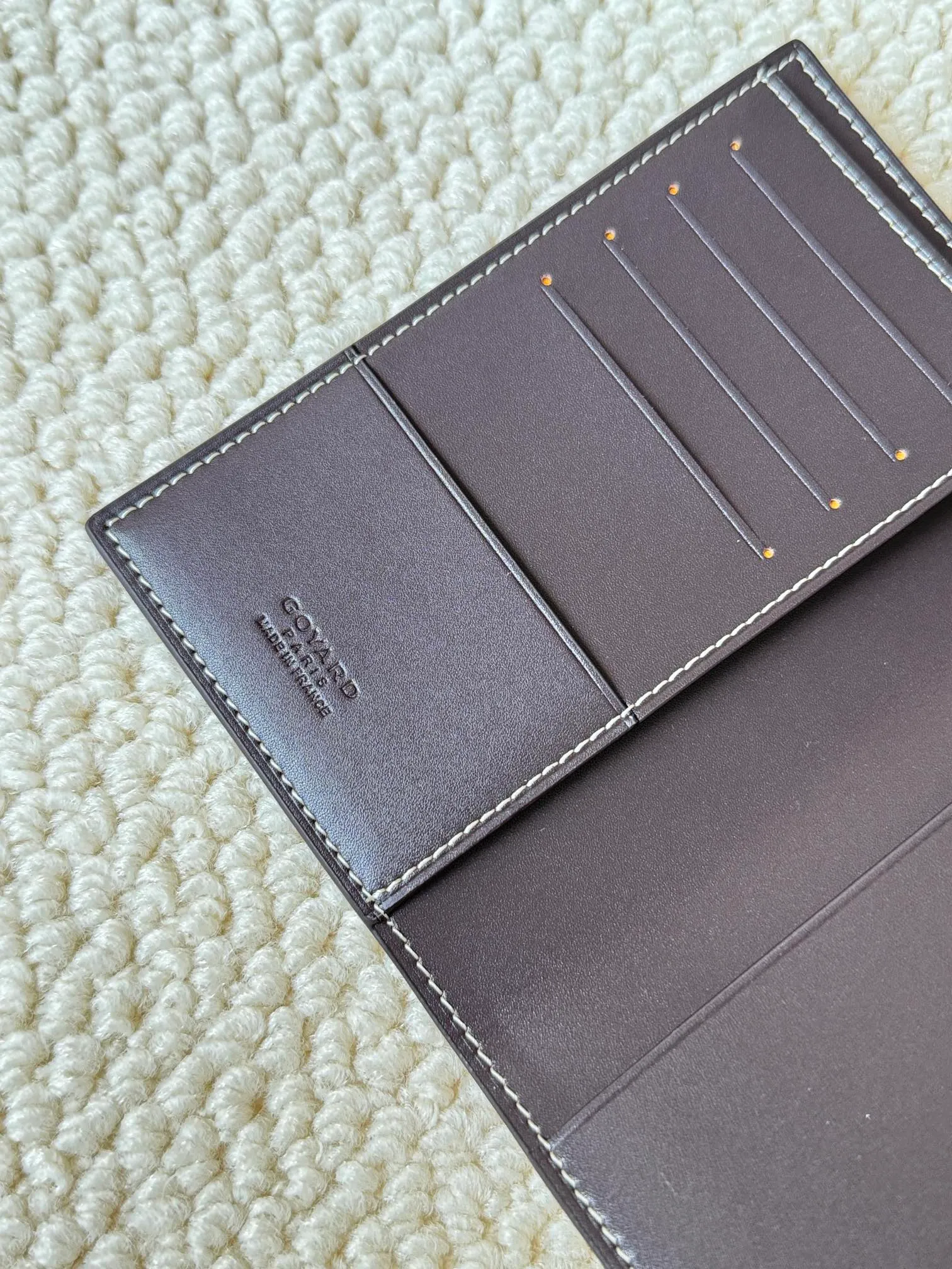💰120 Goyard Passport Holder Goyardine Canvas & Vauzelles Calfskin No.: 804 Eleven colors. The country is open. The first choice for overseas travel. Multiple colors available. Can be used as a couple. It’s yyds to give as a gift for your own use! A super convenient passport holder with four card slots + two compartments for traveling. Small and portable, good-looking. Material: goyarine canvas and Vauzelles calfskin. Size: 14✖️10✖️1.5cm