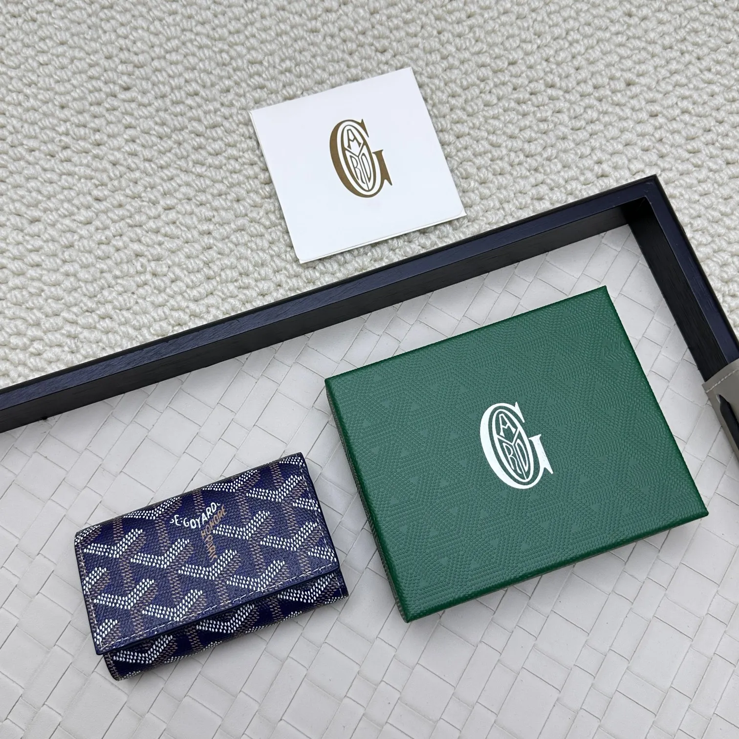 💰120 GOYARD Goya Classic👍🏻The design of the Saint-Sulpice 3-fold key bag is small and compact. Its compact design is just suitable for putting in a jacket or pants pocket. It is equipped with 6 locks that can fasten 6 keys. Style number: 807 Size: 10.5*7*2