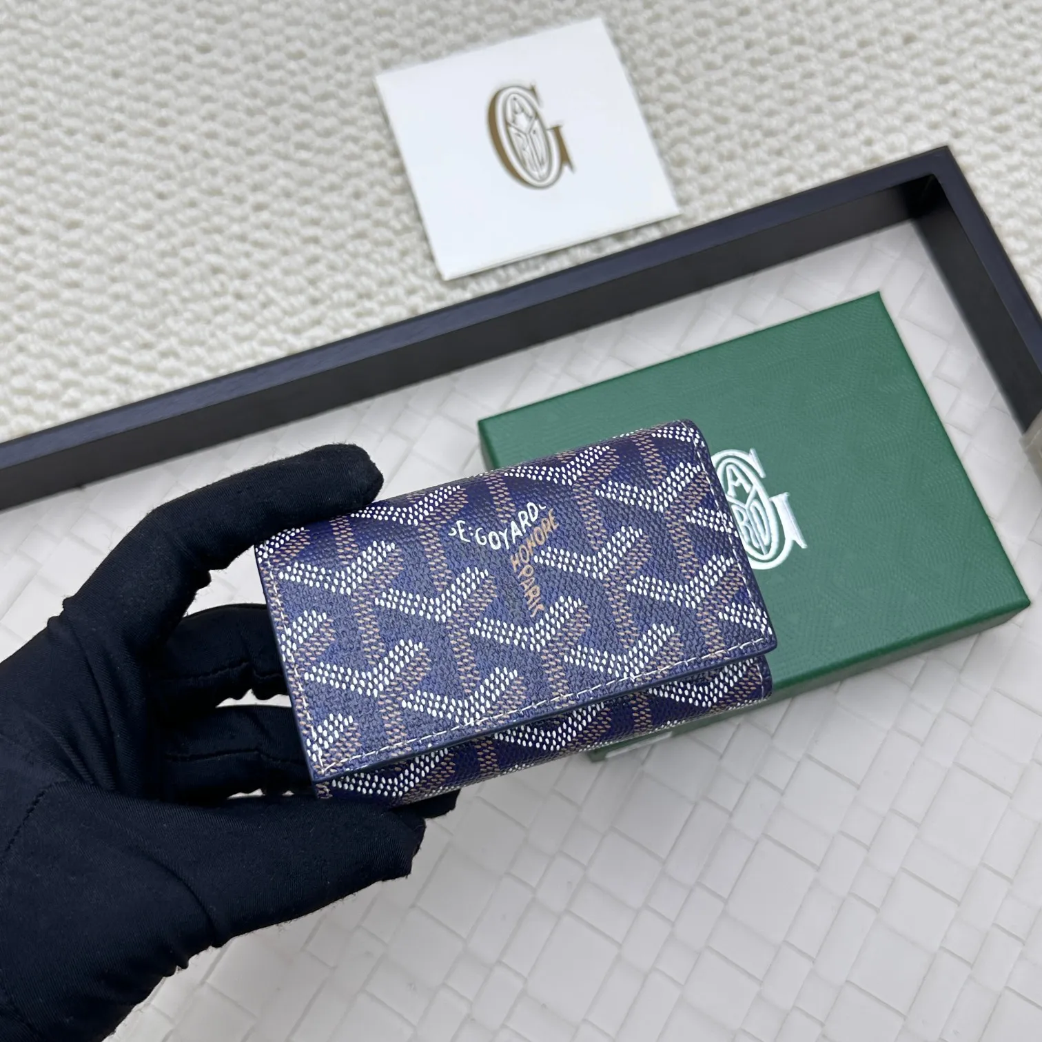 💰120 GOYARD Goya Classic👍🏻The design of the Saint-Sulpice 3-fold key bag is small and compact. Its compact design is just suitable for putting in a jacket or pants pocket. It is equipped with 6 locks that can fasten 6 keys. Style number: 807 Size: 10.5*7*2