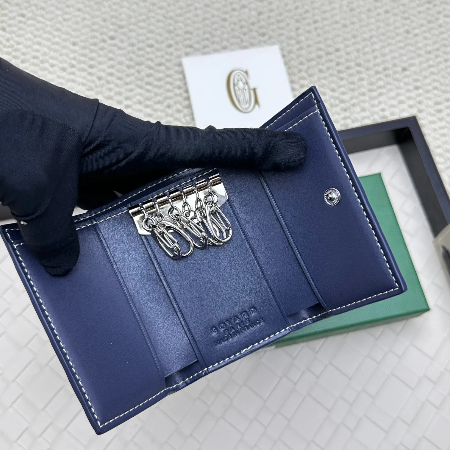 💰120 GOYARD Goya Classic👍🏻The design of the Saint-Sulpice 3-fold key bag is small and compact. Its compact design is just suitable for putting in a jacket or pants pocket. It is equipped with 6 locks that can fasten 6 keys. Style number: 807 Size: 10.5*7*2