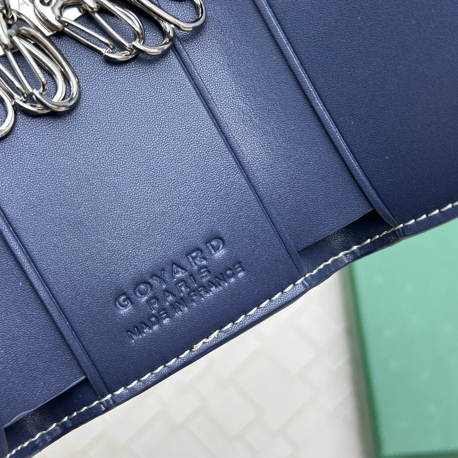 💰120 GOYARD Goya Classic👍🏻The design of the Saint-Sulpice 3-fold key bag is small and compact. Its compact design is just suitable for putting in a jacket or pants pocket. It is equipped with 6 locks that can fasten 6 keys. Style number: 807 Size: 10.5*7*2