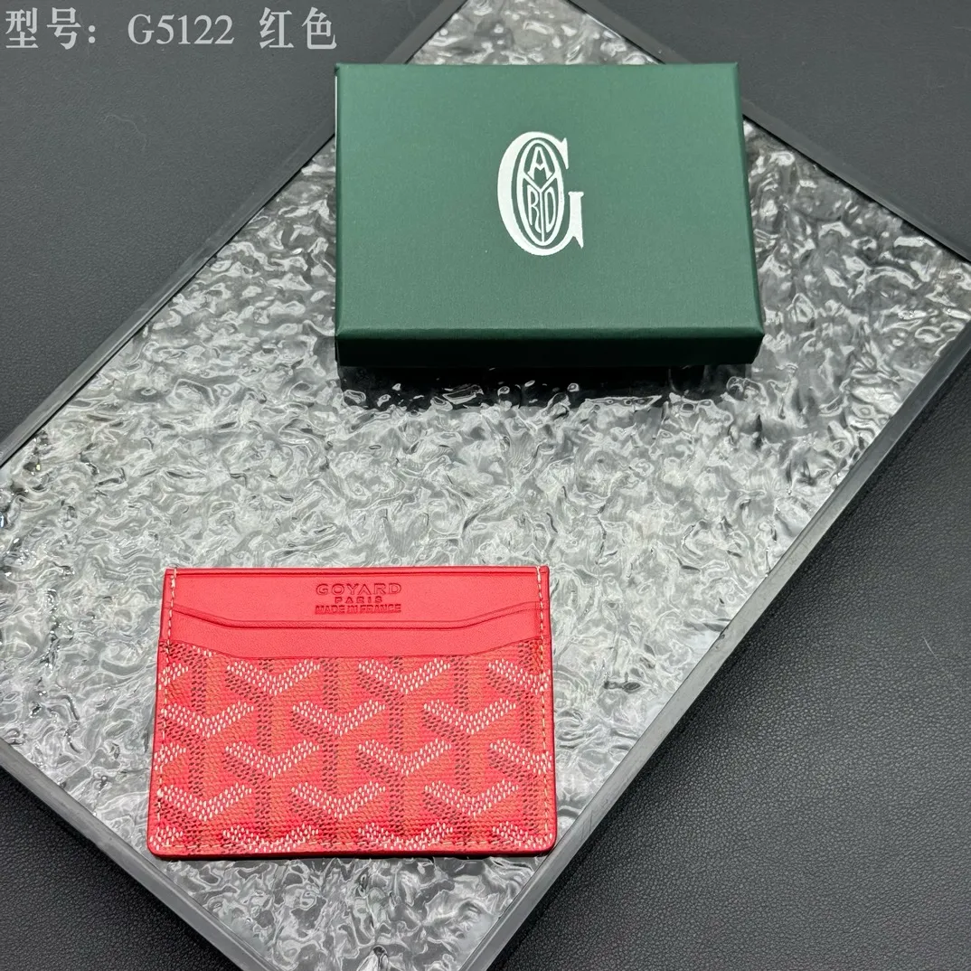 💰90 💎The top-quality original GOYARD Saint-Sulpice card holder has a small and compact design, and its central pocket can store cards, IDs or folded banknotes. The compact design fits nicely in a jacket or pants pocket. Model; G5122 Size: 7*10.5*0.2cm
