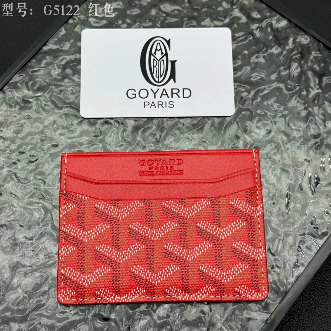 💰90 💎The top-quality original GOYARD Saint-Sulpice card holder has a small and compact design, and its central pocket can store cards, IDs or folded banknotes. The compact design fits nicely in a jacket or pants pocket. Model; G5122 Size: 7*10.5*0.2cm