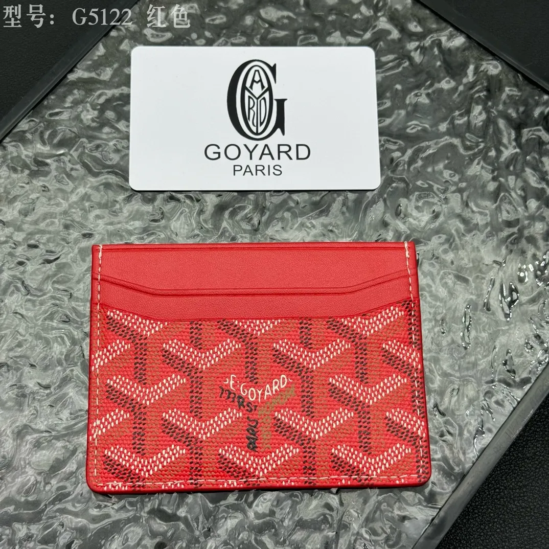 💰90 💎The top-quality original GOYARD Saint-Sulpice card holder has a small and compact design, and its central pocket can store cards, IDs or folded banknotes. The compact design fits nicely in a jacket or pants pocket. Model; G5122 Size: 7*10.5*0.2cm