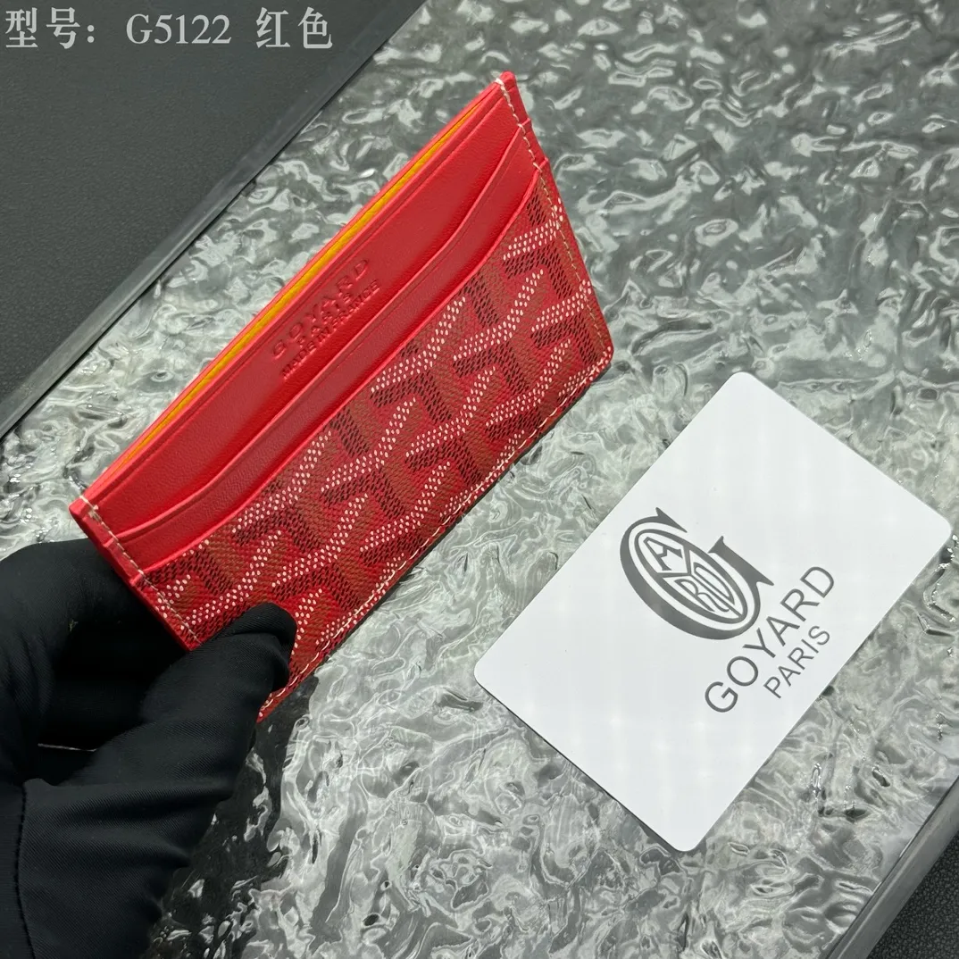 💰90 💎The top-quality original GOYARD Saint-Sulpice card holder has a small and compact design, and its central pocket can store cards, IDs or folded banknotes. The compact design fits nicely in a jacket or pants pocket. Model; G5122 Size: 7*10.5*0.2cm