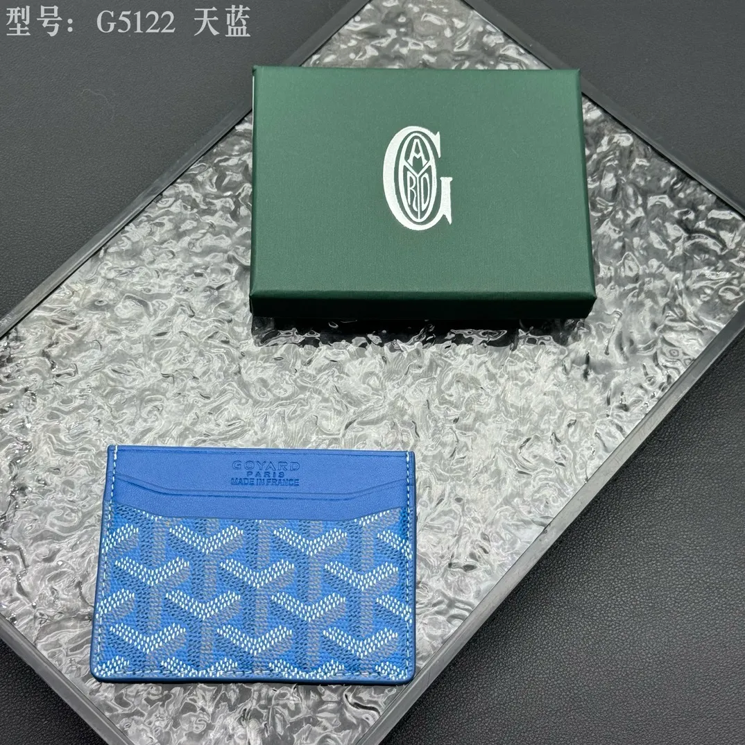 💰90 💎The top-quality original GOYARD Saint-Sulpice card holder has a small and compact design, and its central pocket can store cards, IDs or folded banknotes. The compact design fits nicely in a jacket or pants pocket. Model; G5122 Size: 7*10.5*0.2cm