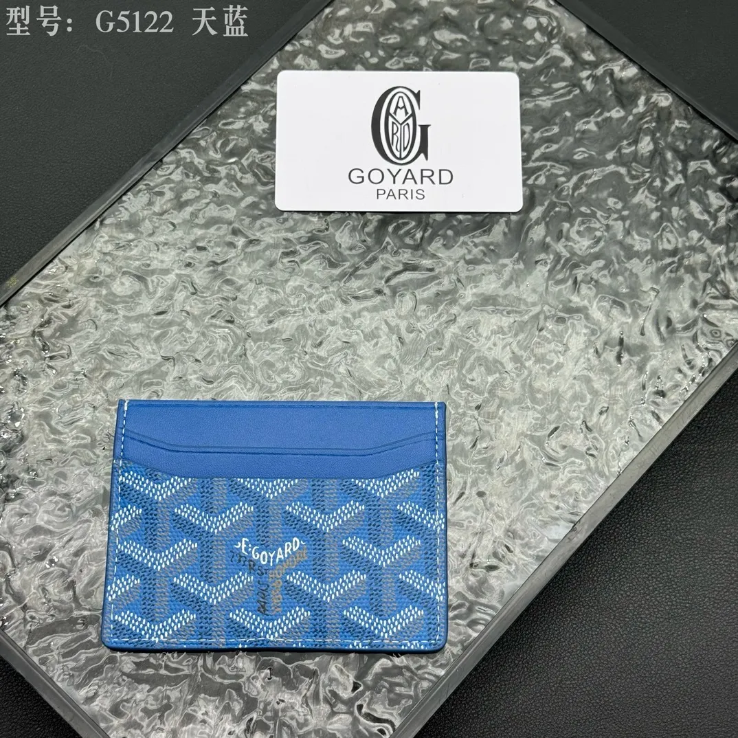 💰90 💎The top-quality original GOYARD Saint-Sulpice card holder has a small and compact design, and its central pocket can store cards, IDs or folded banknotes. The compact design fits nicely in a jacket or pants pocket. Model; G5122 Size: 7*10.5*0.2cm