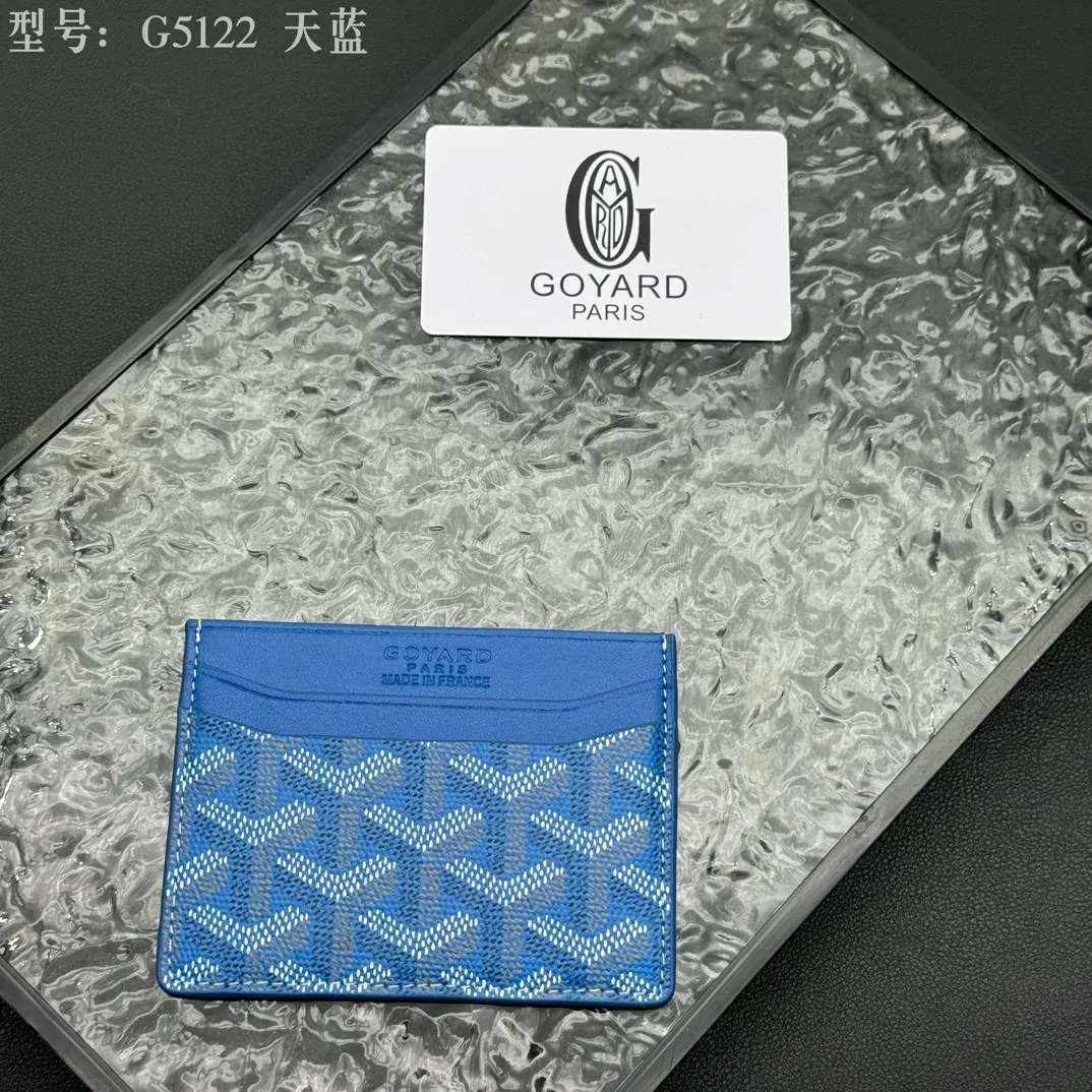 💰90 💎The top-quality original GOYARD Saint-Sulpice card holder has a small and compact design, and its central pocket can store cards, IDs or folded banknotes. The compact design fits nicely in a jacket or pants pocket. Model; G5122 Size: 7*10.5*0.2cm