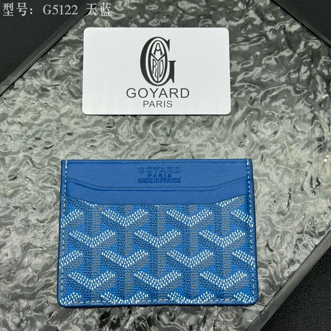 💰90 💎The top-quality original GOYARD Saint-Sulpice card holder has a small and compact design, and its central pocket can store cards, IDs or folded banknotes. The compact design fits nicely in a jacket or pants pocket. Model; G5122 Size: 7*10.5*0.2cm