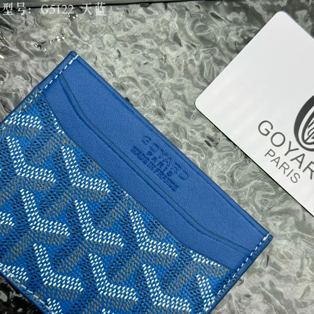 💰90 💎The top-quality original GOYARD Saint-Sulpice card holder has a small and compact design, and its central pocket can store cards, IDs or folded banknotes. The compact design fits nicely in a jacket or pants pocket. Model; G5122 Size: 7*10.5*0.2cm